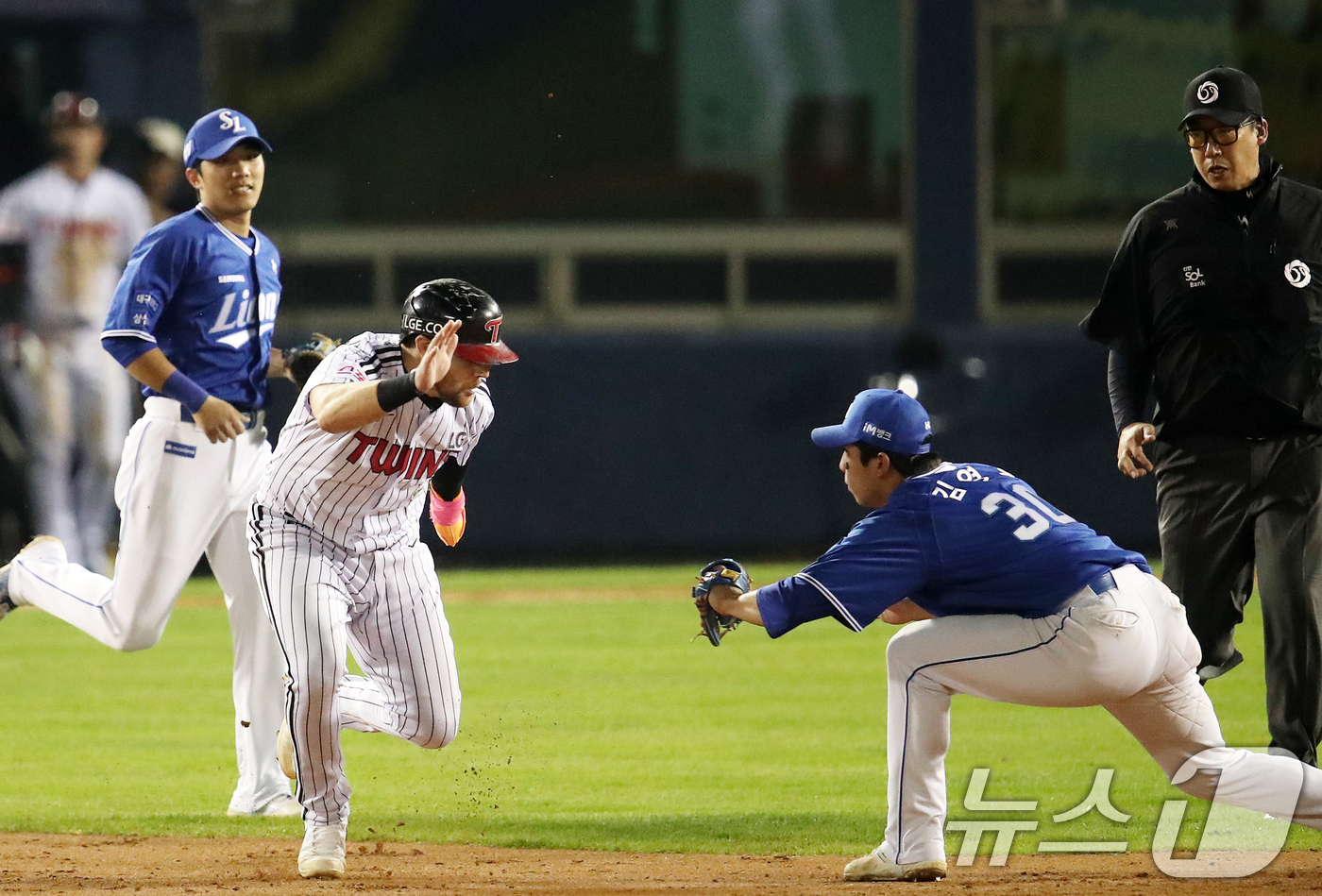 (서울=뉴스1) 오대일 기자 = 17일 오후 서울 송파구 잠실야구장에서 열린 프로야구 '2024 신한 SOL 뱅크 KBO 포스트시즌' 플레이오프 3차전 삼성 라이온즈와 LG 트윈스 …