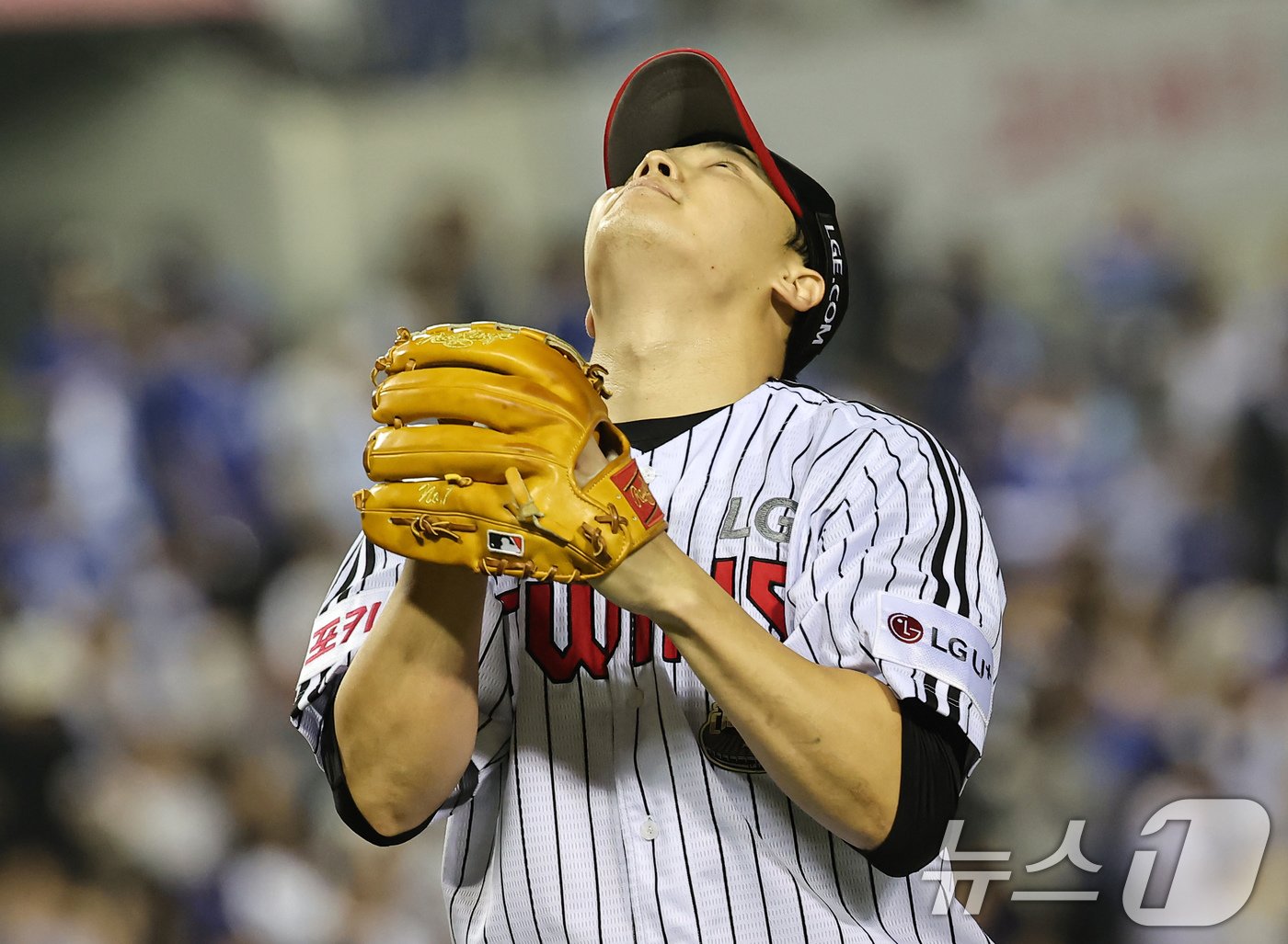 본문 이미지 - 17일 오후 서울 송파구 잠실야구장에서 열린 프로야구 '2024 신한 SOL 뱅크 KBO 포스트시즌' 플레이오프 3차전 삼성 라이온즈와 LG 트윈스의 경기, LG 선발투수 임찬규가 5회초를 무실점으로 마무리하고 덕아웃으로 향하고 있다. 2024.10.17/뉴스1 ⓒ News1 김도우 기자