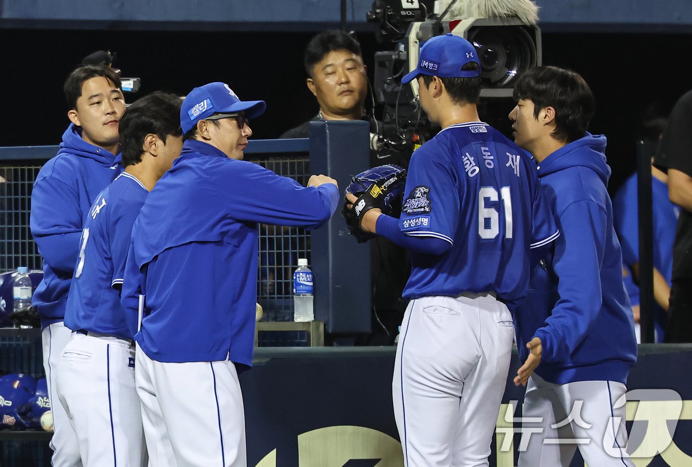 17일 오후 서울 송파구 잠실야구장에서 열린 프로야구 &#39;2024 신한 SOL 뱅크 KBO 포스트시즌&#39; 플레이오프 3차전 삼성 라이온즈와 LG 트윈스의 경기, 삼성 선발투수 황동재가 4회말 교체되고 있다. 2024.10.17/뉴스1 ⓒ News1 김도우 기자