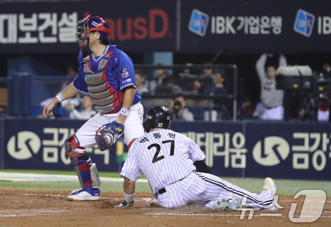 17일 오후 서울 송파구 잠실야구장에서 열린 프로야구 &#39;2024 신한 SOL 뱅크 KBO 포스트시즌&#39; 플레이오프 3차전 삼성 라이온즈와 LG 트윈스의 경기 5회말 1사 1,3루 상황 LG 홍창기의 희생플라이에 3루주자 박동원이 홈으로 들어오고 있다. 2024.10.17/뉴스1 ⓒ News1 임세영 기자