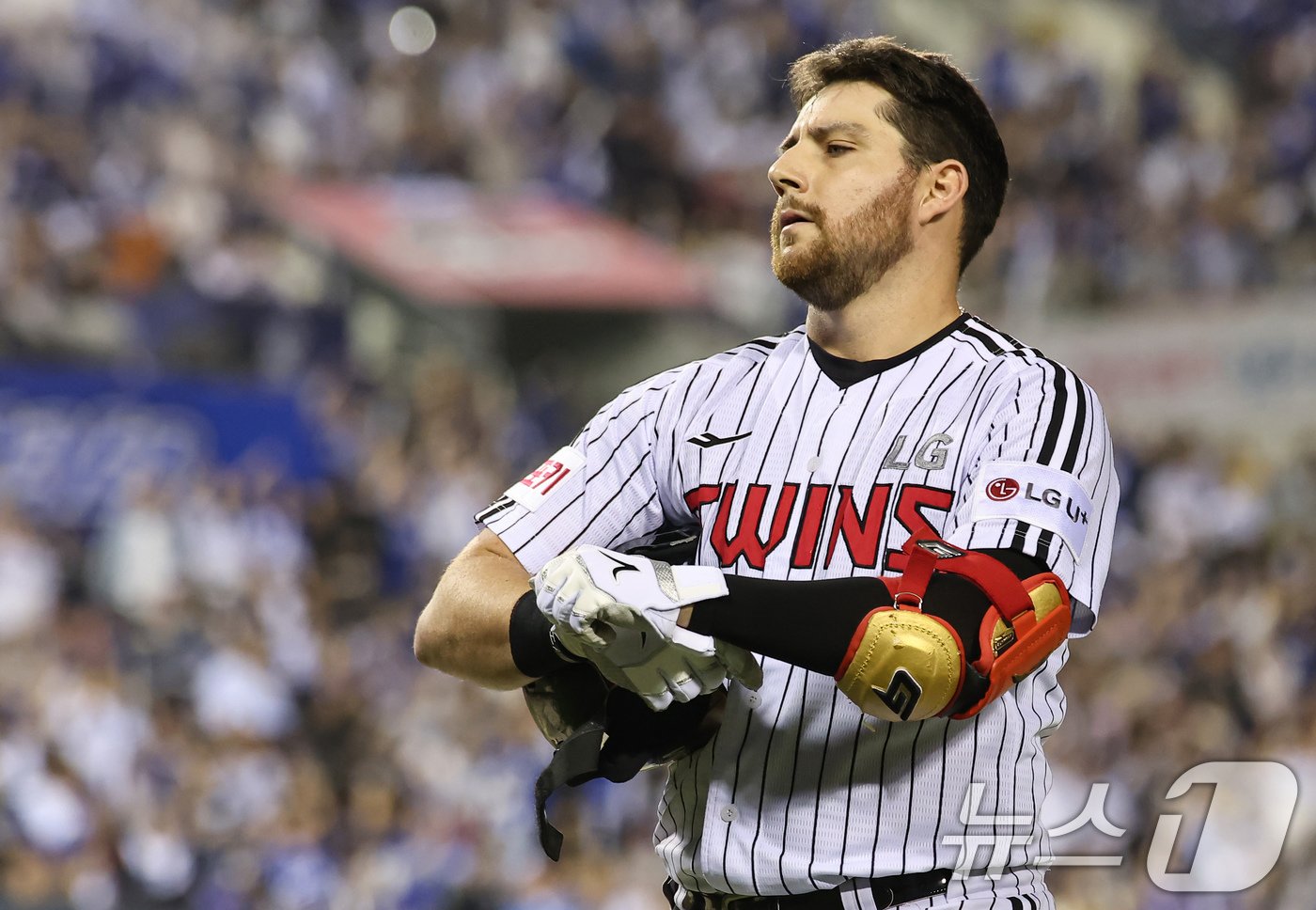 본문 이미지 - 17일 오후 서울 송파구 잠실야구장에서 열린 프로야구 '2024 신한 SOL 뱅크 KBO 포스트시즌' 플레이오프 3차전 삼성 라이온즈와 LG 트윈스의 경기, LG 오스틴이 5회말 2사 1,2루 상황에 등판한 삼성 김윤수에게 외야 뜬공 아웃된 뒤 아쉬워 하고 있다. 2024.10.17/뉴스1 ⓒ News1 김도우 기자