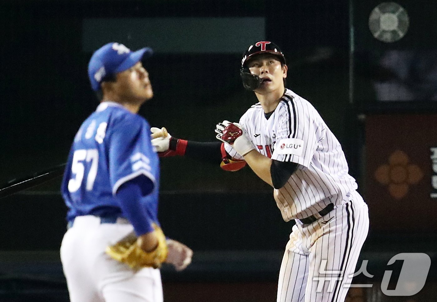 17일 오후 서울 송파구 잠실야구장에서 열린 프로야구 &#39;2024 신한 SOL 뱅크 KBO 포스트시즌&#39; 플레이오프 3차전 삼성 라이온즈와 LG 트윈스의 경기, 5회말 LG 공격 1사 1,3루 상황에서 홍창기가 희생플라이로 선취 타점을 올리고 있다.. 2024.10.17/뉴스1 ⓒ News1 오대일 기자