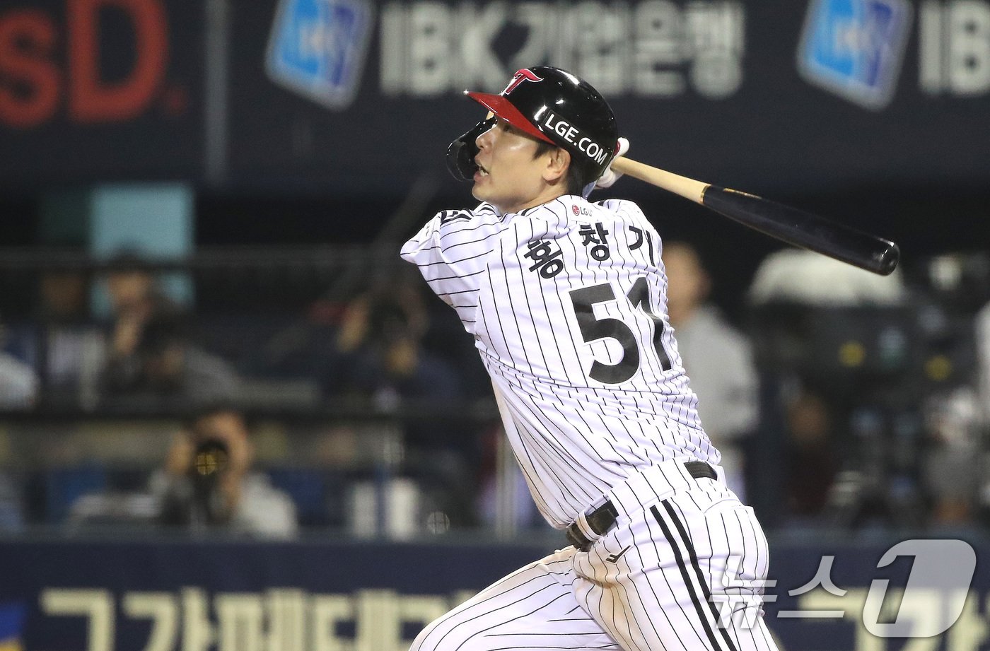 본문 이미지 - 17일 오후 서울 송파구 잠실야구장에서 열린 프로야구 '2024 신한 SOL 뱅크 KBO 포스트시즌' 플레이오프 3차전 삼성 라이온즈와 LG 트윈스의 경기 5회말 1사 1,3루 상황 LG 홍창기가 희생플라이로 타점을 올리고 있다. 2024.10.17/뉴스1 ⓒ News1 임세영 기자