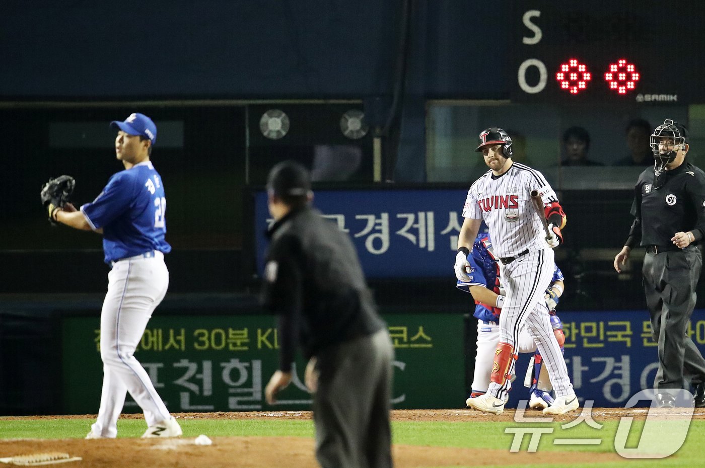 본문 이미지 - 17일 오후 서울 송파구 잠실야구장에서 열린 프로야구 '2024 신한 SOL 뱅크 KBO 포스트시즌' 플레이오프 3차전 삼성 라이온즈와 LG 트윈스의 경기, 5회말 LG 공격 2사 1,2루 상황에서 LG 오스틴이 삼성 구원투수 김윤수에게 외야 뜬공으로 아웃되고 있다. 2024.10.17/뉴스1 ⓒ News1 오대일 기자