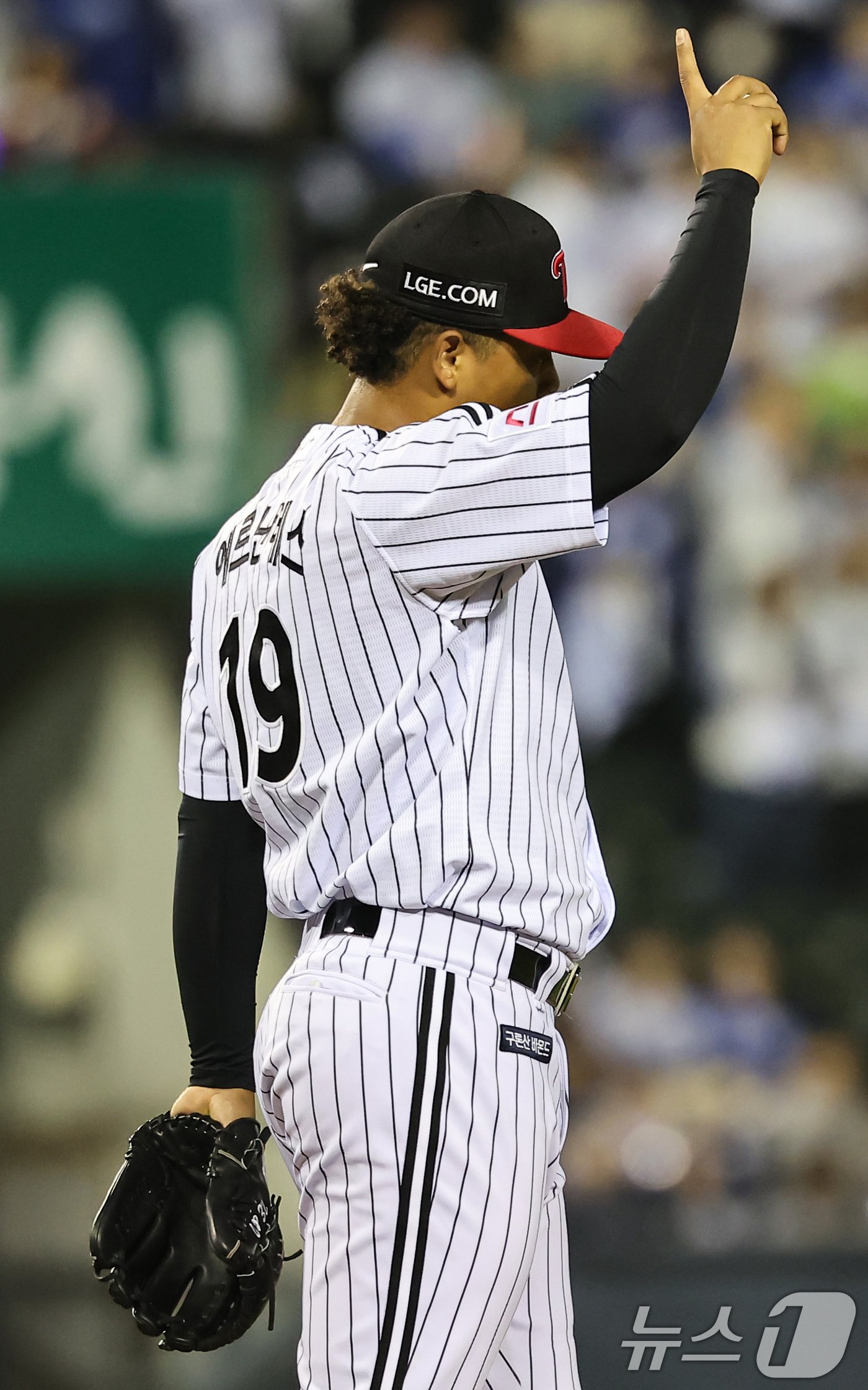 17일 오후 서울 송파구 잠실야구장에서 열린 프로야구 &#39;2024 신한 SOL 뱅크 KBO 포스트시즌&#39; 플레이오프 3차전 삼성 라이온즈와 LG 트윈스의 경기, 6회초 구원등판한 LG 에르난데스가 삼성 윤정빈의 타구를 처리한 LG 우익수 홍창기에게 고마움을 표시하고 있다. 2024.10.17/뉴스1 ⓒ News1 김도우 기자