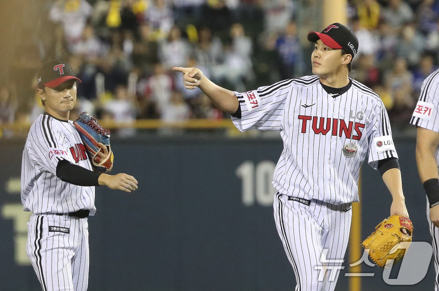 17일 오후 서울 송파구 잠실야구장에서 열린 프로야구 &#39;2024 신한 SOL 뱅크 KBO 포스트시즌&#39; 플레이오프 3차전 삼성 라이온즈와 LG 트윈스의 경기 6회초 1사 주자 없는 상황 LG 임찬규가 마운드를 내려가며 신민재와 하이파이브를 나누고 있다. 2024.10.17/뉴스1 ⓒ News1 임세영 기자