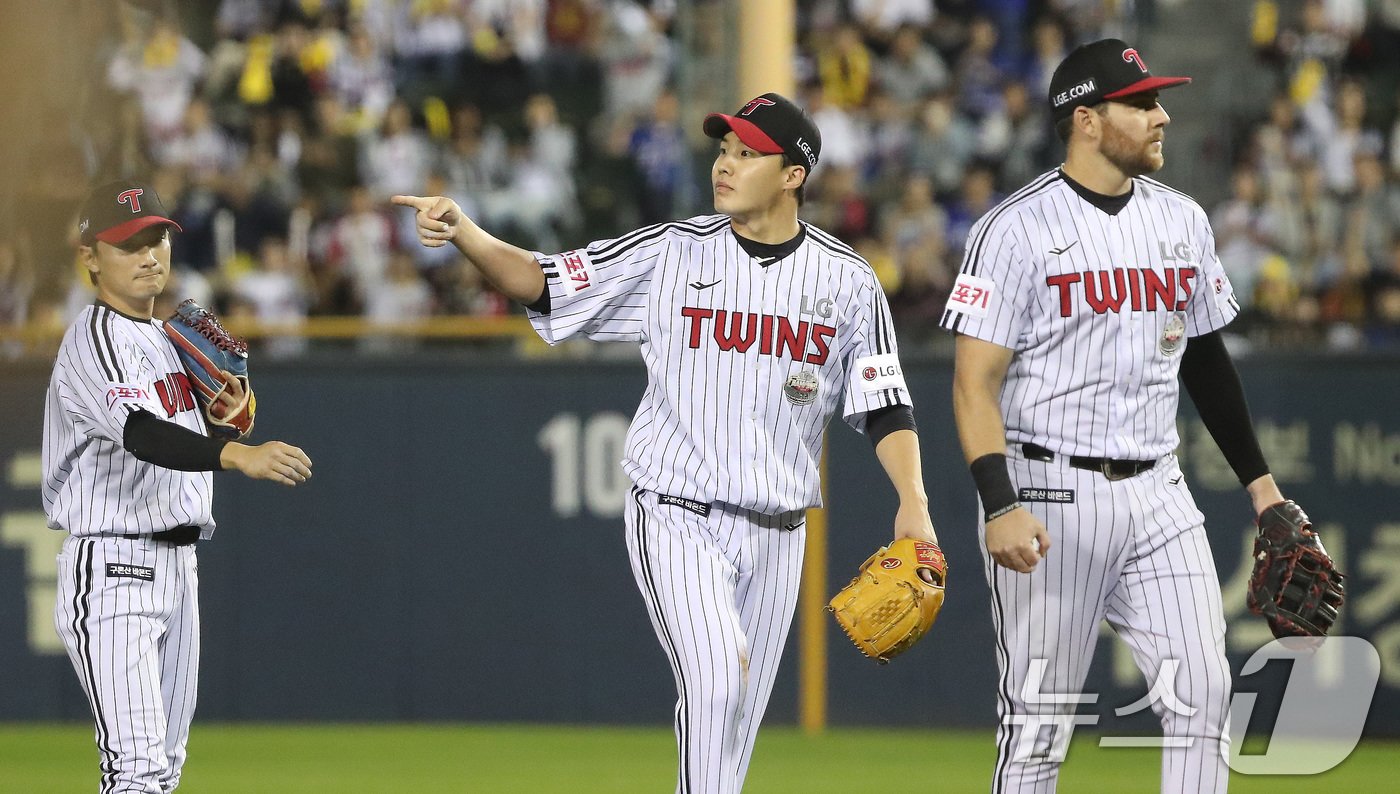 17일 오후 서울 송파구 잠실야구장에서 열린 프로야구 &#39;2024 신한 SOL 뱅크 KBO 포스트시즌&#39; 플레이오프 3차전 삼성 라이온즈와 LG 트윈스의 경기 6회초 1사 주자 없는 상황 LG 임찬규가 마운드를 내려가며 신민재와 하이파이브를 나누고 있다. 2024.10.17/뉴스1 ⓒ News1 임세영 기자