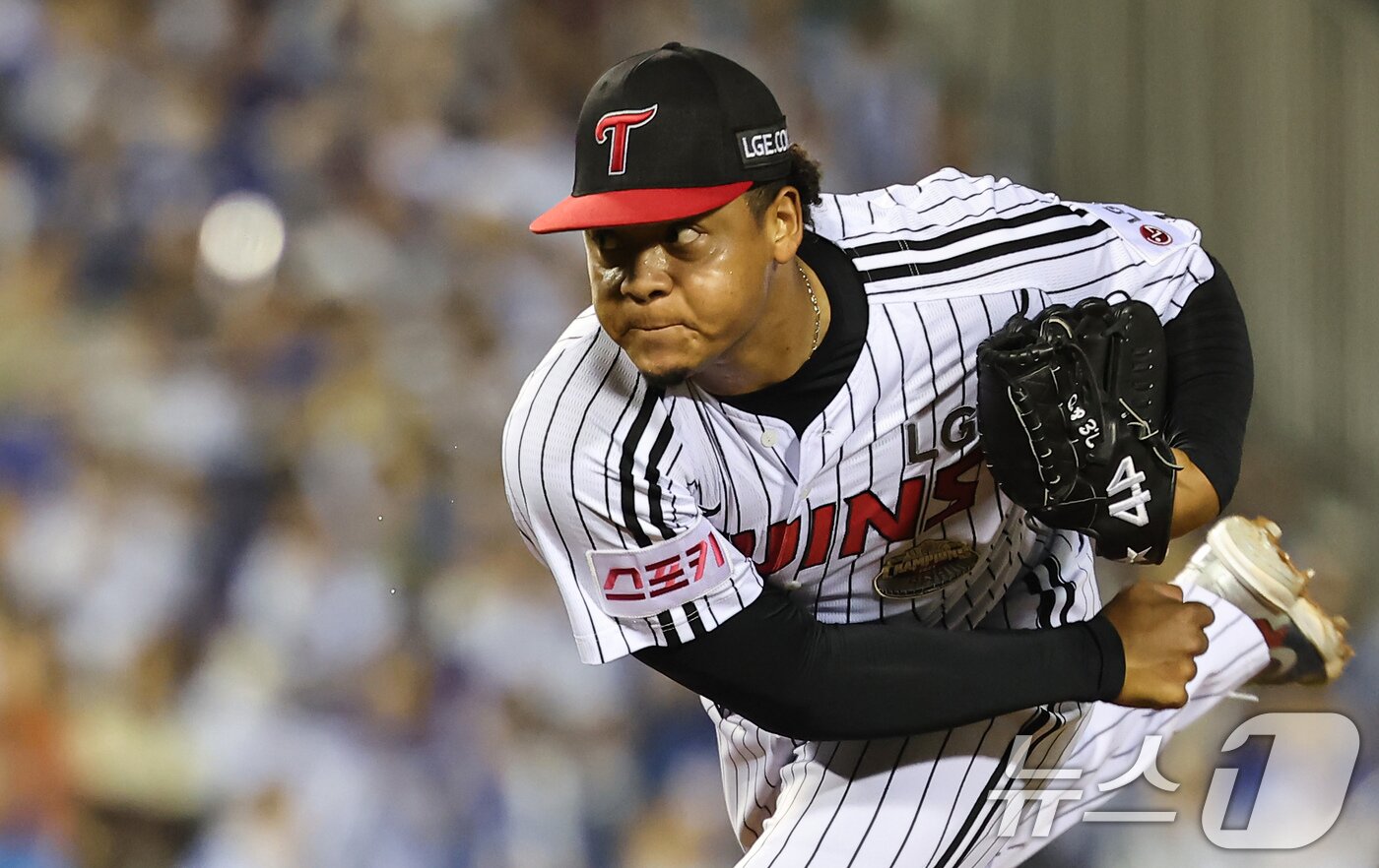 본문 이미지 - 17일 오후 서울 송파구 잠실야구장에서 열린 프로야구 '2024 신한 SOL 뱅크 KBO 포스트시즌' 플레이오프 3차전 삼성 라이온즈와 LG 트윈스의 경기, LG 에르난데스가 7회초 역투하고 있다. 2024.10.17/뉴스1 ⓒ News1 김도우 기자
