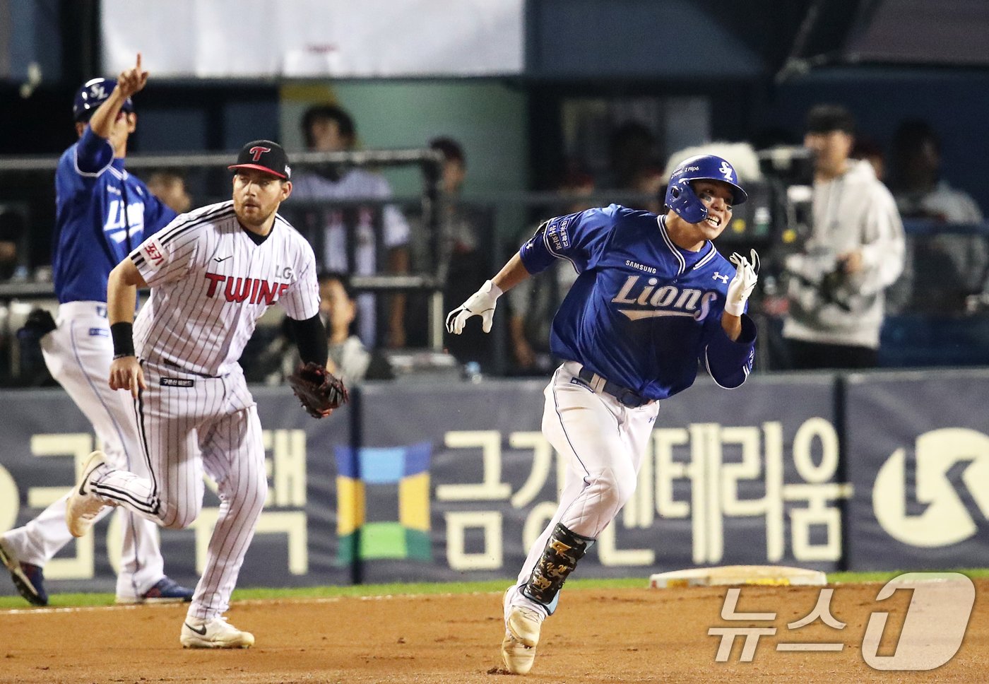 본문 이미지 - 17일 오후 서울 송파구 잠실야구장에서 열린 프로야구 '2024 신한 SOL 뱅크 KBO 포스트시즌' 플레이오프 3차전 삼성 라이온즈와 LG 트윈스의 경기, 7회초 삼성 공격 2사 주자없는 상황에서 김영웅이 3루타를 때린 후 질주하고 있다. 2024.10.17/뉴스1 ⓒ News1 오대일 기자