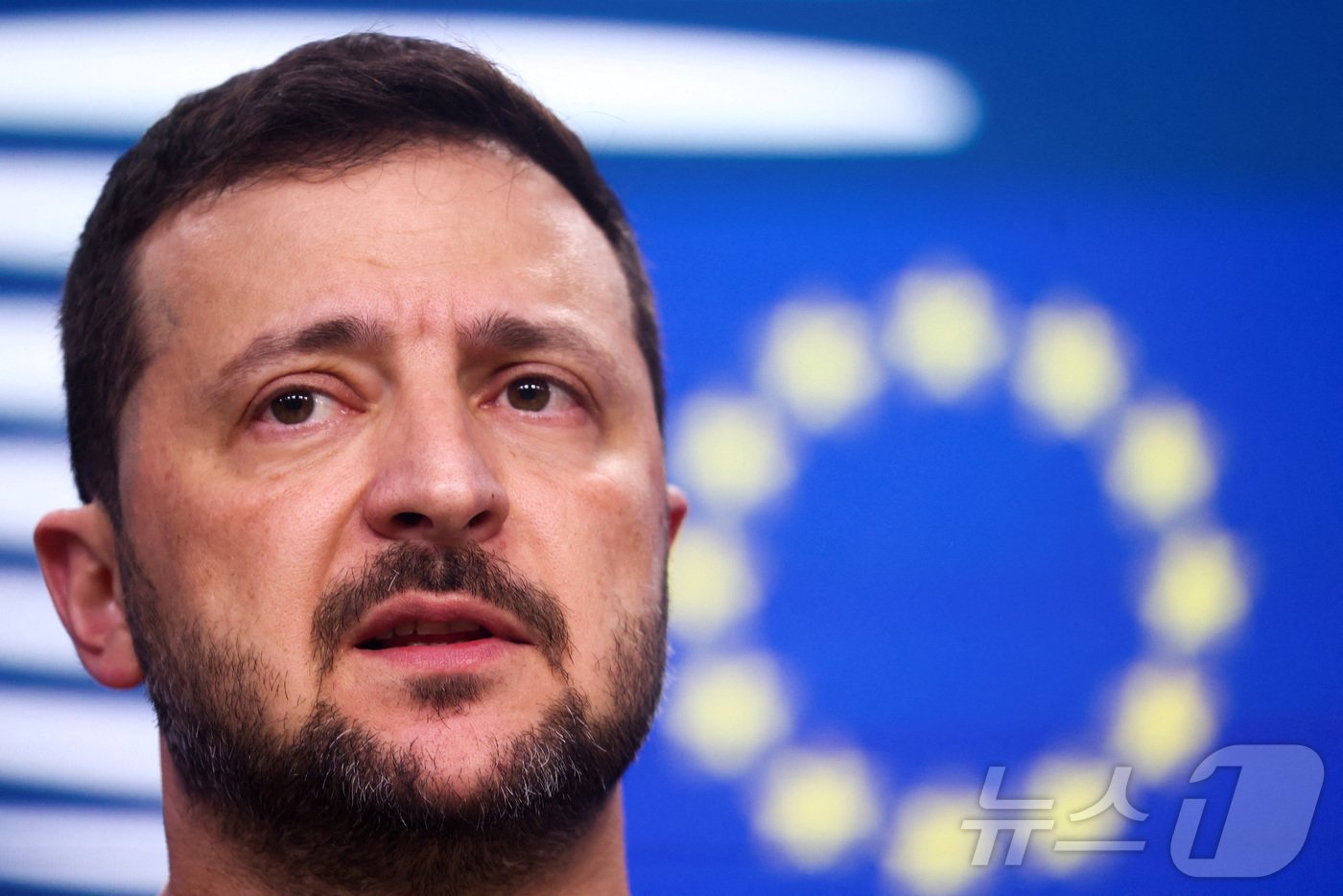 본문 이미지 - 볼로디미르 젤렌스키 우크라이나 대통령이 17일&#40;현지시간&#41; 벨기에 브뤼셀 유럽연합 본부에서 기자회견을 열고 발언하고 있다. 2024.10.17 ⓒ 로이터=뉴스1 ⓒ News1 강민경 기자