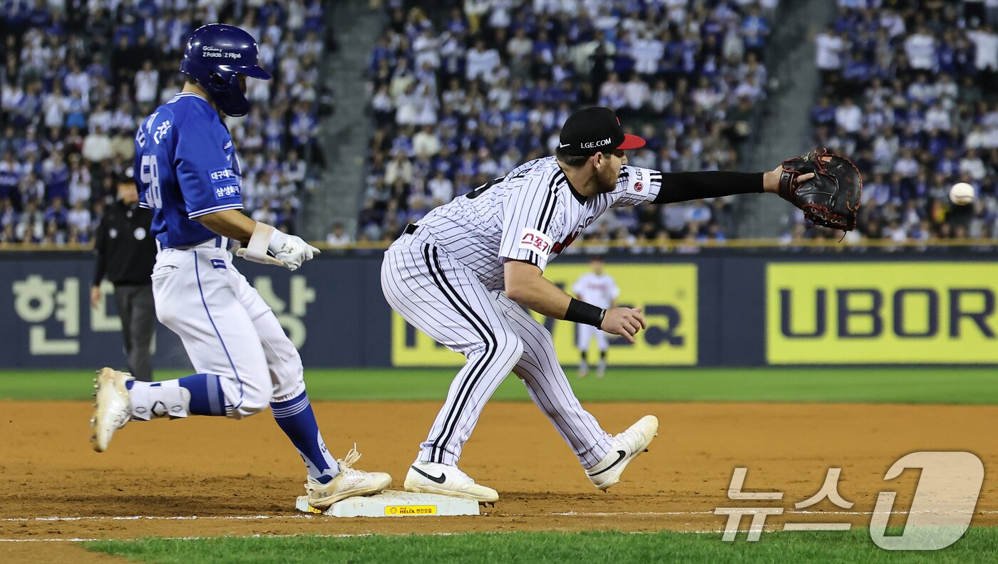 본문 이미지 - 17일 오후 서울 송파구 잠실야구장에서 열린 프로야구 '2024 신한 SOL 뱅크 KBO 포스트시즌' 플레이오프 3차전 삼성 라이온즈와 LG 트윈스의 경기, 8회초 1사 주자없는 상황에서 삼성 김지찬이 2루수 내야안타를 치고 1루에서 세이프되고 있다. 2024.10.17/뉴스1 ⓒ News1 김도우 기자