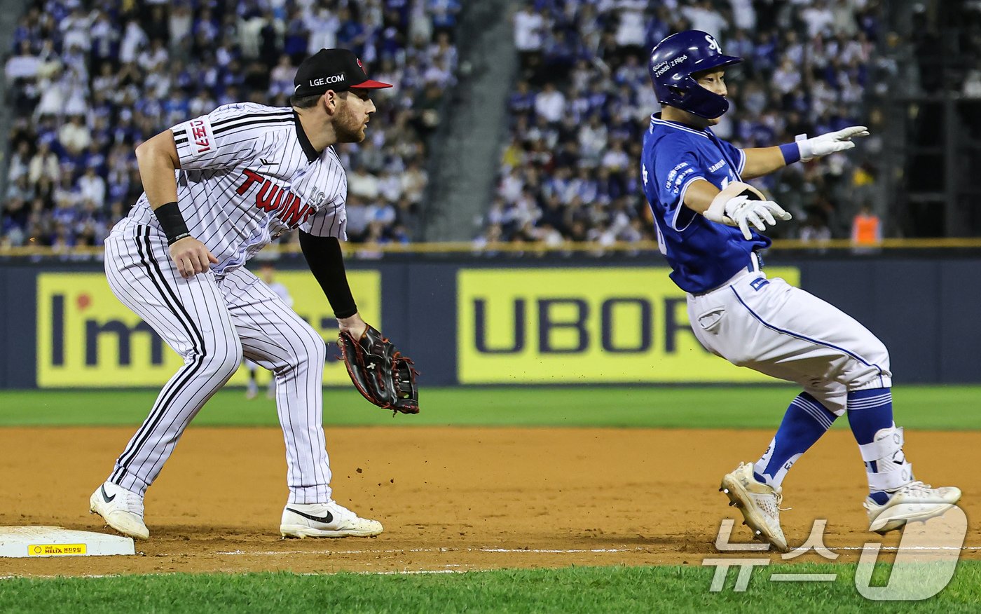 17일 오후 서울 송파구 잠실야구장에서 열린 프로야구 &#39;2024 신한 SOL 뱅크 KBO 포스트시즌&#39; 플레이오프 3차전 삼성 라이온즈와 LG 트윈스의 경기, 8회초 1사 주자없는 상황에서 삼성 김지찬이 2루수 내야안타를 치고 1루에서 세이프되고 있다. 2024.10.17/뉴스1 ⓒ News1 김도우 기자