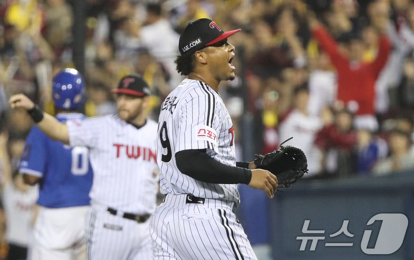 17일 오후 서울 송파구 잠실야구장에서 열린 프로야구 &#39;2024 신한 SOL 뱅크 KBO 포스트시즌&#39; 플레이오프 3차전 삼성 라이온즈와 LG 트윈스의 경기, LG 에르난데스가 8회초 2사 1,2루 상황에서 삼성 디아즈를 땅볼 처리한 뒤 기뻐하고 있다. 2024.10.17/뉴스1 ⓒ News1 임세영 기자