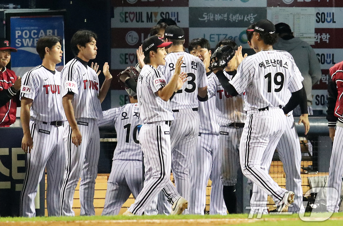 (서울=뉴스1) 오대일 기자 = 17일 오후 서울 송파구 잠실야구장에서 열린 프로야구 '2024 신한 SOL 뱅크 KBO 포스트시즌' 플레이오프 3차전 삼성 라이온즈와 LG 트윈스 …