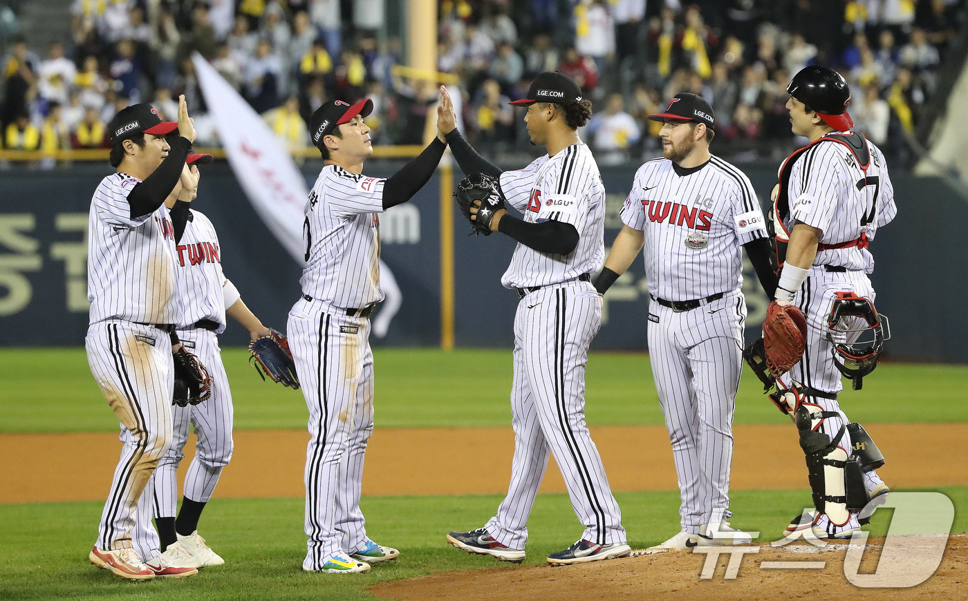 (서울=뉴스1) 임세영 기자 = 17일 오후 서울 송파구 잠실야구장에서 열린 프로야구 '2024 신한 SOL 뱅크 KBO 포스트시즌' 플레이오프 3차전 삼성 라이온즈와 LG 트윈스 …