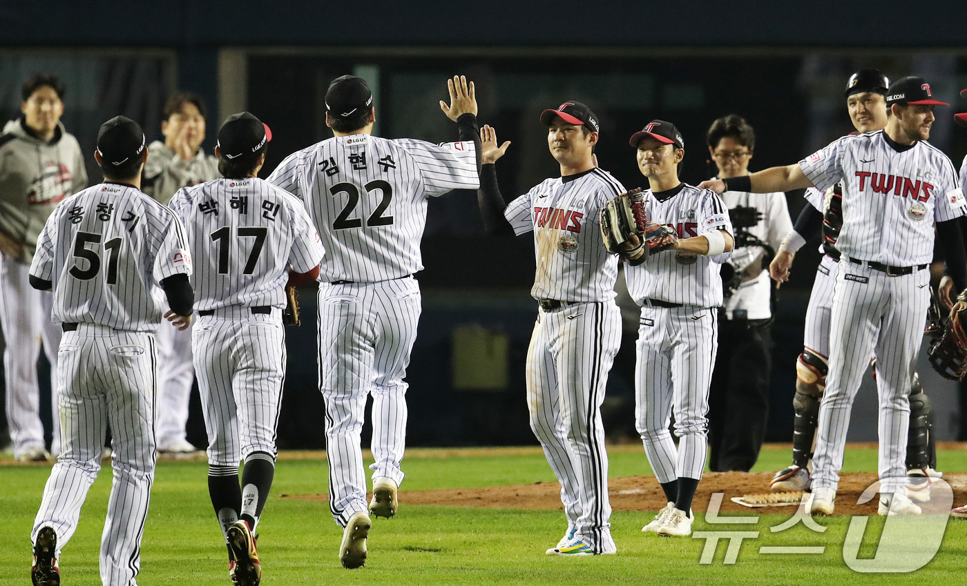 (서울=뉴스1) 오대일 기자 = 17일 오후 서울 송파구 잠실야구장에서 열린 프로야구 '2024 신한 SOL 뱅크 KBO 포스트시즌' 플레이오프 3차전 삼성 라이온즈와 LG 트윈스 …