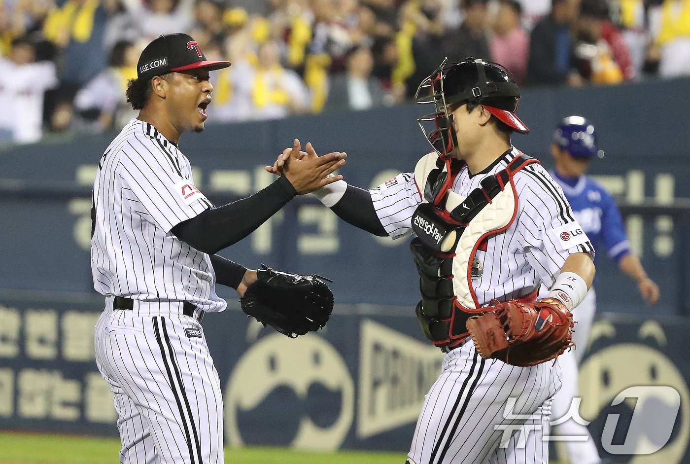 17일 오후 서울 송파구 잠실야구장에서 열린 프로야구 &#39;2024 신한 SOL 뱅크 KBO 포스트시즌&#39; 플레이오프 3차전 삼성 라이온즈와 LG 트윈스의 경기에서 LG 에르난데스와 박동원이 하이파이브를 나누고 있다. 이날 경기는 LG가 상섬을 상대로 1-0으로 승리했다. 2024.10.17/뉴스1 ⓒ News1 임세영 기자