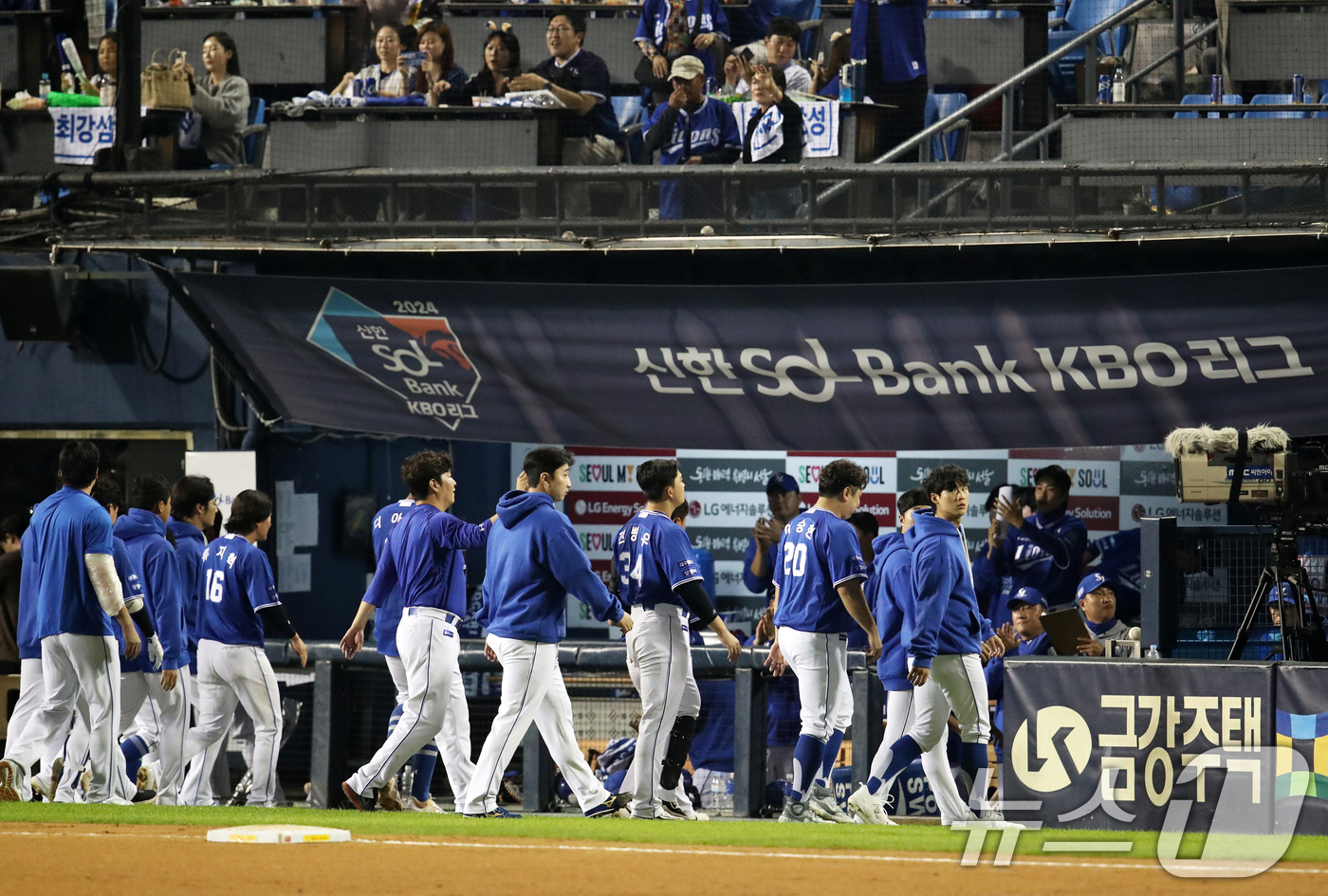 (서울=뉴스1) 오대일 기자 = 17일 오후 서울 송파구 잠실야구장에서 열린 프로야구 '2024 신한 SOL 뱅크 KBO 포스트시즌' 플레이오프 3차전 삼성 라이온즈와 LG 트윈스 …