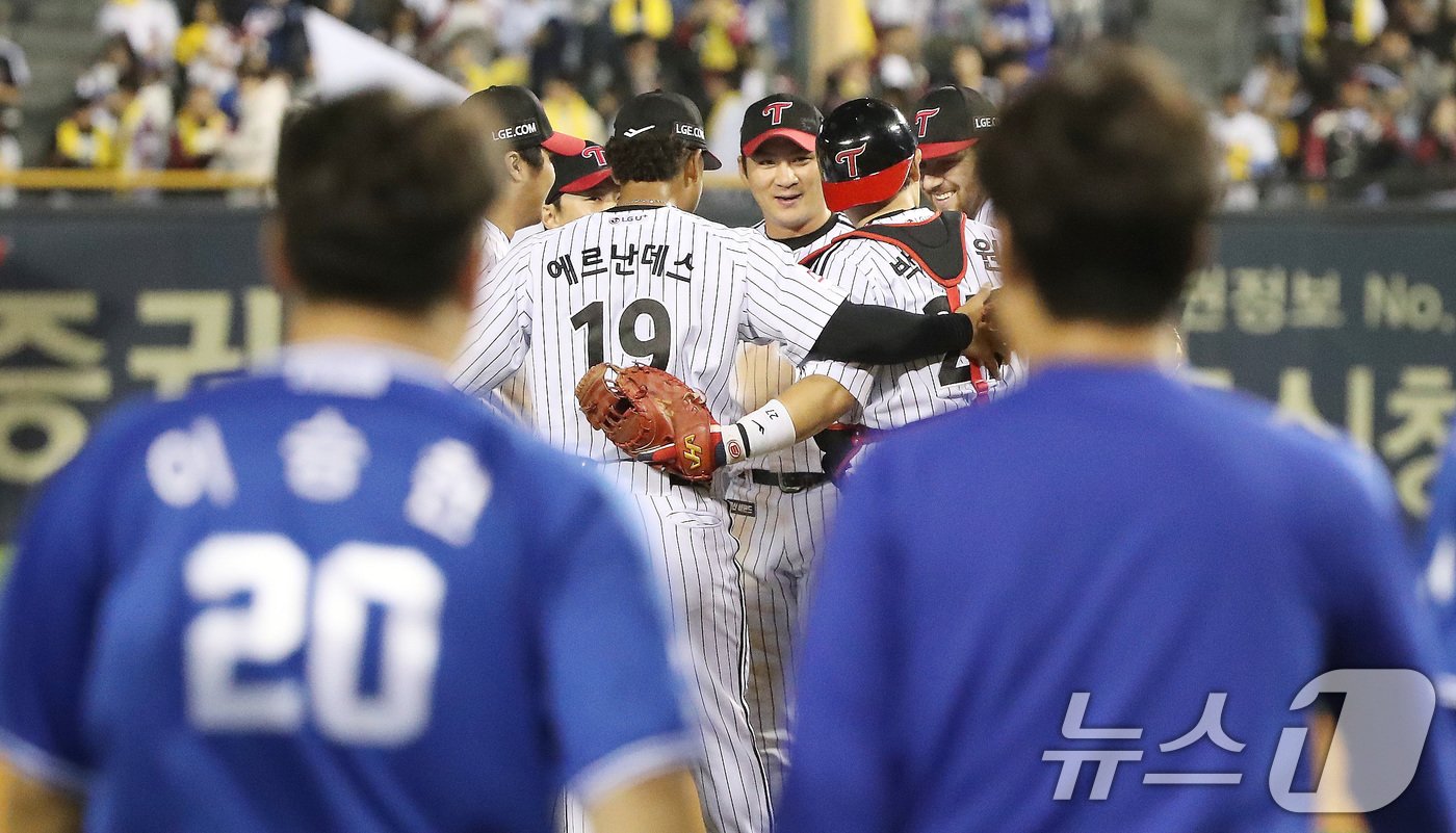 본문 이미지 - 17일 오후 서울 송파구 잠실야구장에서 열린 프로야구 '2024 신한 SOL 뱅크 KBO 포스트시즌' 플레이오프 3차전 삼성 라이온즈와 LG 트윈스의 경기에서 LG 선수들이 하이파이브를 나누고 있다. 이날 경기는 LG가 삼성을 상대로 1-0으로 승리했다. 2024.10.17/뉴스1 ⓒ News1 임세영 기자