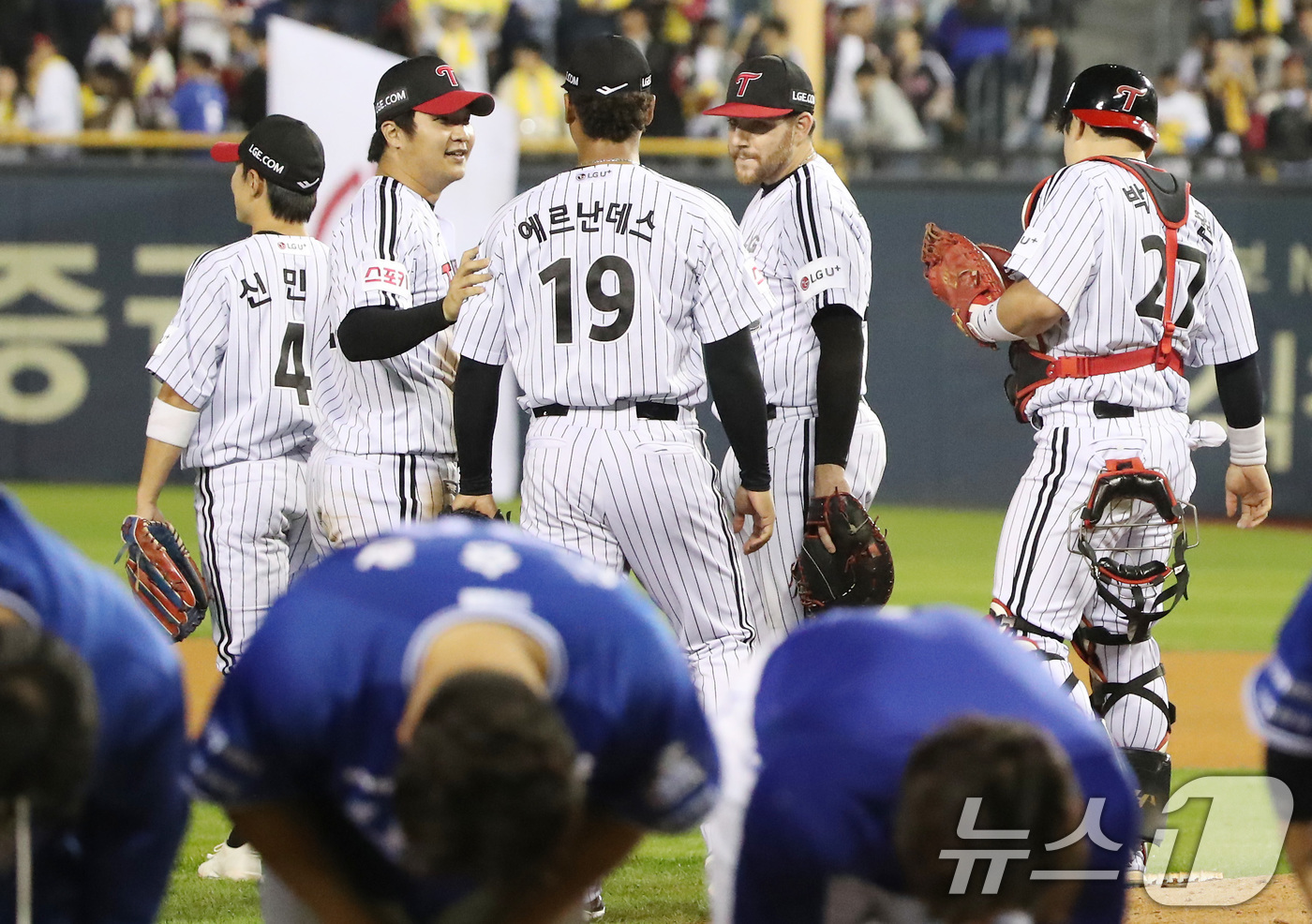 (서울=뉴스1) 임세영 기자 = 17일 오후 서울 송파구 잠실야구장에서 열린 프로야구 '2024 신한 SOL 뱅크 KBO 포스트시즌' 플레이오프 3차전 삼성 라이온즈와 LG 트윈스 …