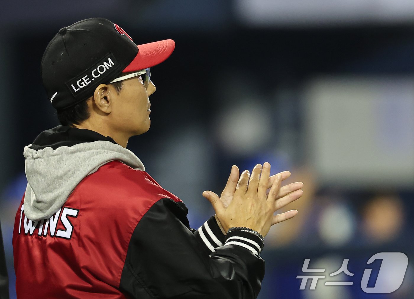 본문 이미지 - 17일 오후 서울 송파구 잠실야구장에서 열린 프로야구 &#39;2024 신한 SOL 뱅크 KBO 포스트시즌&#39; 플레이오프 3차전 삼성 라이온즈와 LG 트윈스의 경기, LG 염경엽 감독이 1대0 승리 후 선수들을 격려하고 있다. 2024.10.17/뉴스1 ⓒ News1 김도우 기자