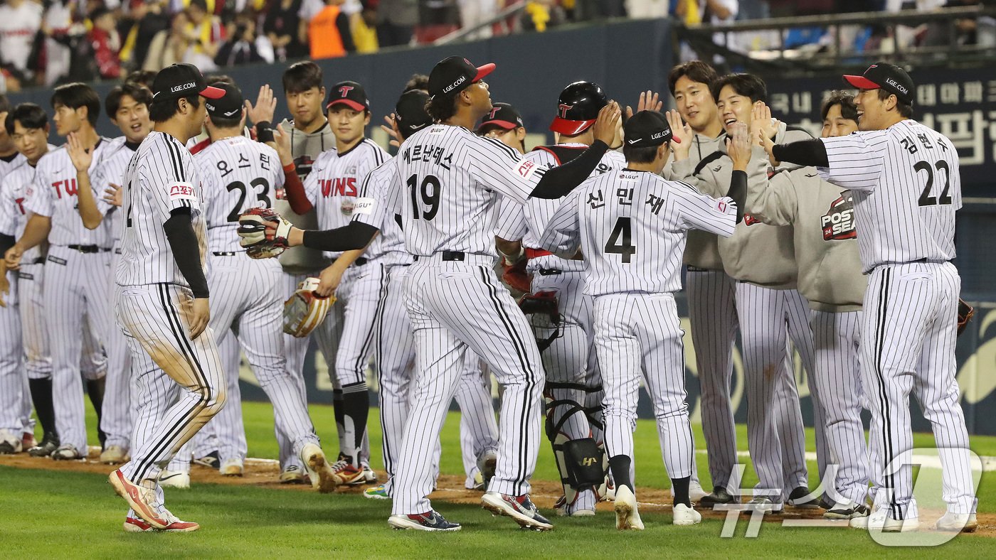 17일 오후 서울 송파구 잠실야구장에서 열린 프로야구 &#39;2024 신한 SOL 뱅크 KBO 포스트시즌&#39; 플레이오프 3차전 삼성 라이온즈와 LG 트윈스의 경기에서 LG 선수들이 하이파이브를 나누고 있다. 이날 경기는 LG가 삼성을 상대로 1-0으로 승리했다. 2024.10.17/뉴스1 ⓒ News1 임세영 기자