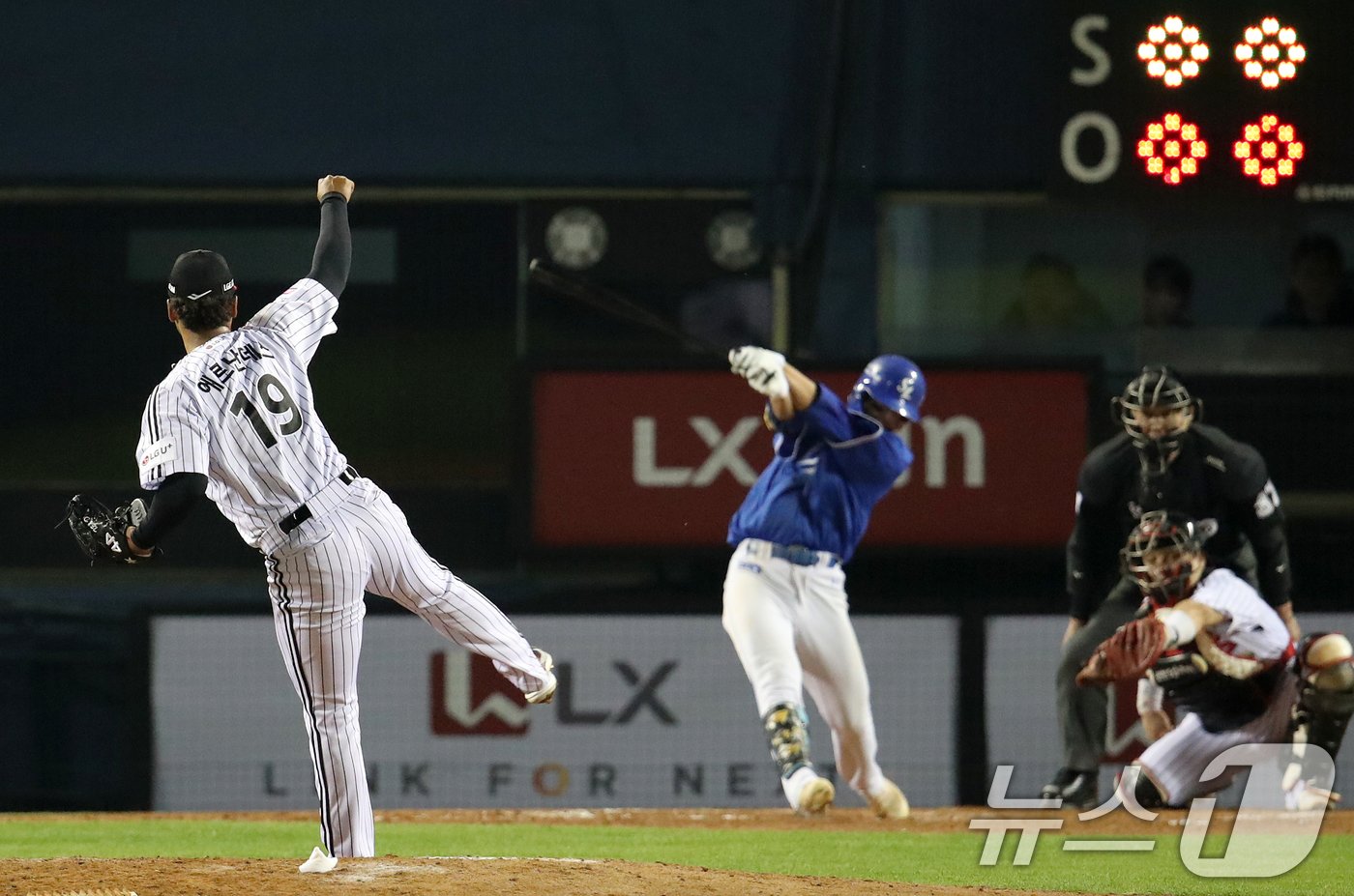 17일 오후 서울 송파구 잠실야구장에서 열린 프로야구 &#39;2024 신한 SOL 뱅크 KBO 포스트시즌&#39; 플레이오프 3차전 삼성 라이온즈와 LG 트윈스의 경기, LG 에르난데스가 9회초 2사 후 삼성 김영웅을 삼진으로 잡아내고 있다. 2024.10.17/뉴스1 ⓒ News1 오대일 기자