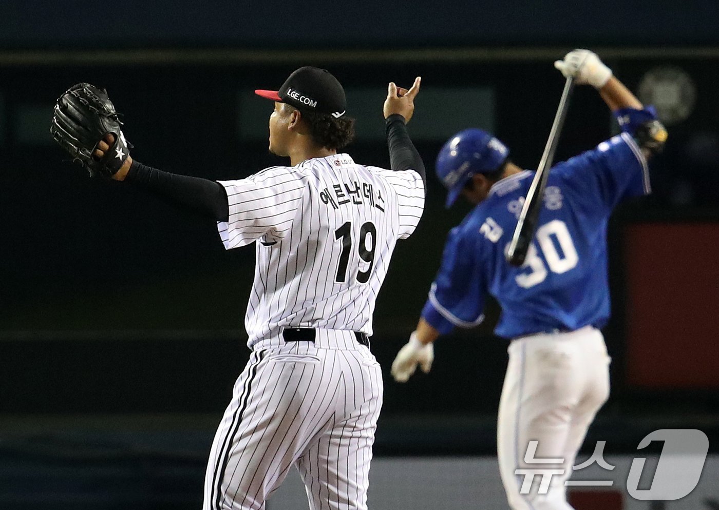 17일 오후 서울 송파구 잠실야구장에서 열린 프로야구 &#39;2024 신한 SOL 뱅크 KBO 포스트시즌&#39; 플레이오프 3차전 삼성 라이온즈와 LG 트윈스의 경기, LG 에르난데스가 9회초 2사 후 삼성 김영웅을 삼진으로 잡아낸 후 기뻐하고 있다. 2024.10.17/뉴스1 ⓒ News1 오대일 기자