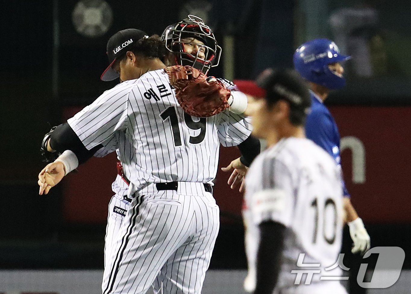 17일 오후 서울 송파구 잠실야구장에서 열린 프로야구 &#39;2024 신한 SOL 뱅크 KBO 포스트시즌&#39; 플레이오프 3차전 삼성 라이온즈와 LG 트윈스의 경기, LG 에르난데스가 9회초 2사 후 삼성 김영웅을 삼진으로 잡아낸 후 박동원 포수와 포옹하고 있다. 2024.10.17/뉴스1 ⓒ News1 오대일 기자