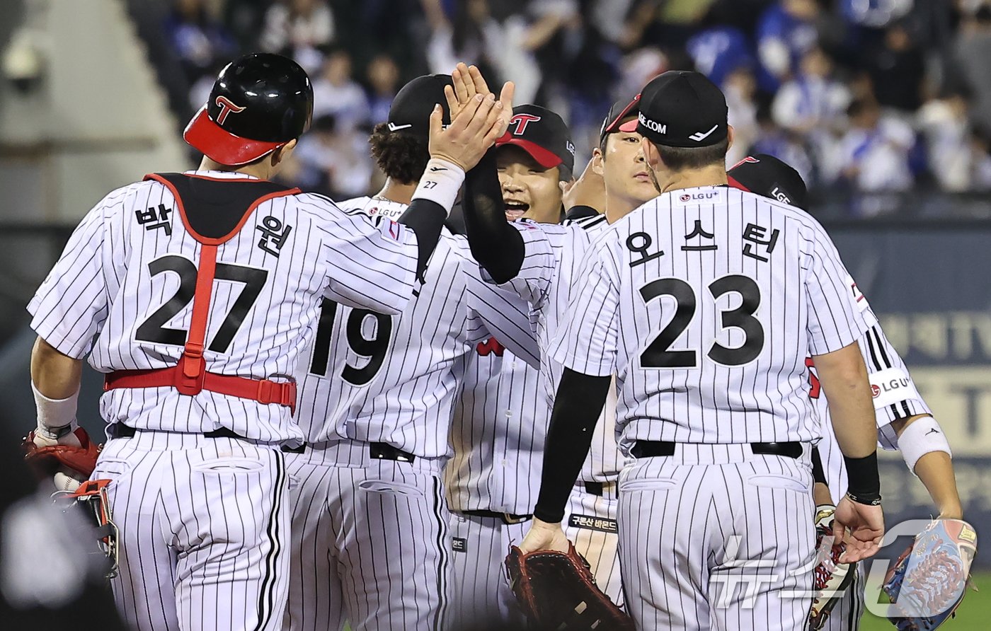 17일 오후 서울 송파구 잠실야구장에서 열린 프로야구 &#39;2024 신한 SOL 뱅크 KBO 포스트시즌&#39; 플레이오프 3차전 삼성 라이온즈와 LG 트윈스의 경기, 1대0 승리를 거둔 LG 트윈스 선수들이 기쁨을 나누고 있다. 2024.10.17/뉴스1 ⓒ News1 김도우 기자