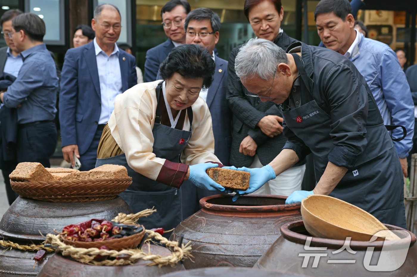 유인촌 문화체육관광부 장관이 17일 ‘로컬100 보러 로컬로 가요!’ 아홉 번째 캠페인으로 전남 담양군을 찾아 명가명인 연계 남도한상 상품화 사업지인 대한민국 식품명인&#40;전통장&#41; 제35호 기순도 명인집을 방문해 장담그기 체험을 하고 있다. &#40;문화체육관광부 제공&#41; 2024.10.17/뉴스1 ⓒ News1 김명섭 기자