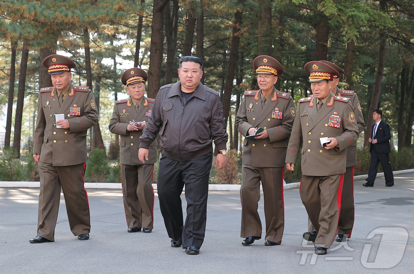 북한 노동당 기관지 노동신문은 18일 김정은 당 총비서가 17일 남북 접경부대 중 하나인 조선인민군 제2군단 지휘부를 방문했다고 보도했다. 이날 김 총비서는 &#34;우리 군대는 대한민국이 타국이며 명백한 적국이라는 엄연한 사실을 다시 한번 똑바로 새겨야 한다＂고 강조했다고 신문은 전했다. [국내에서만 사용가능. 재배포 금지. DB 금지. For Use Only in the Republic of Korea. Redistribution Prohibited] rodongphoto@news1.kr