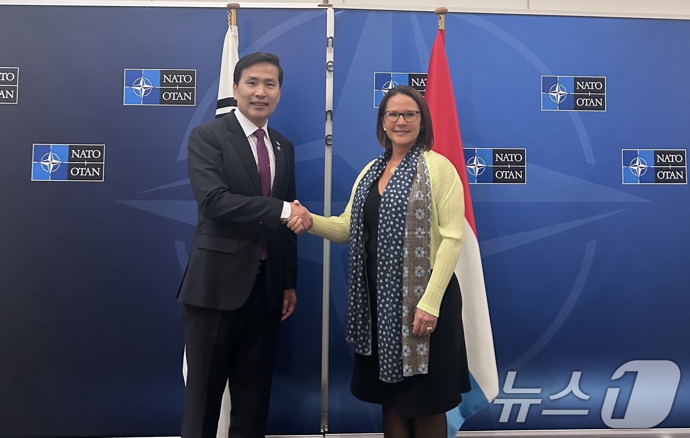 (서울=뉴스1) = 김선호 국방부 차관이 17일(현지시간) 벨기에에서 유리코 베케스 룩셈부르크 국방장관과 회담한 후 악수하고 있다. (국방부 제공) 2024.10.18/뉴스1