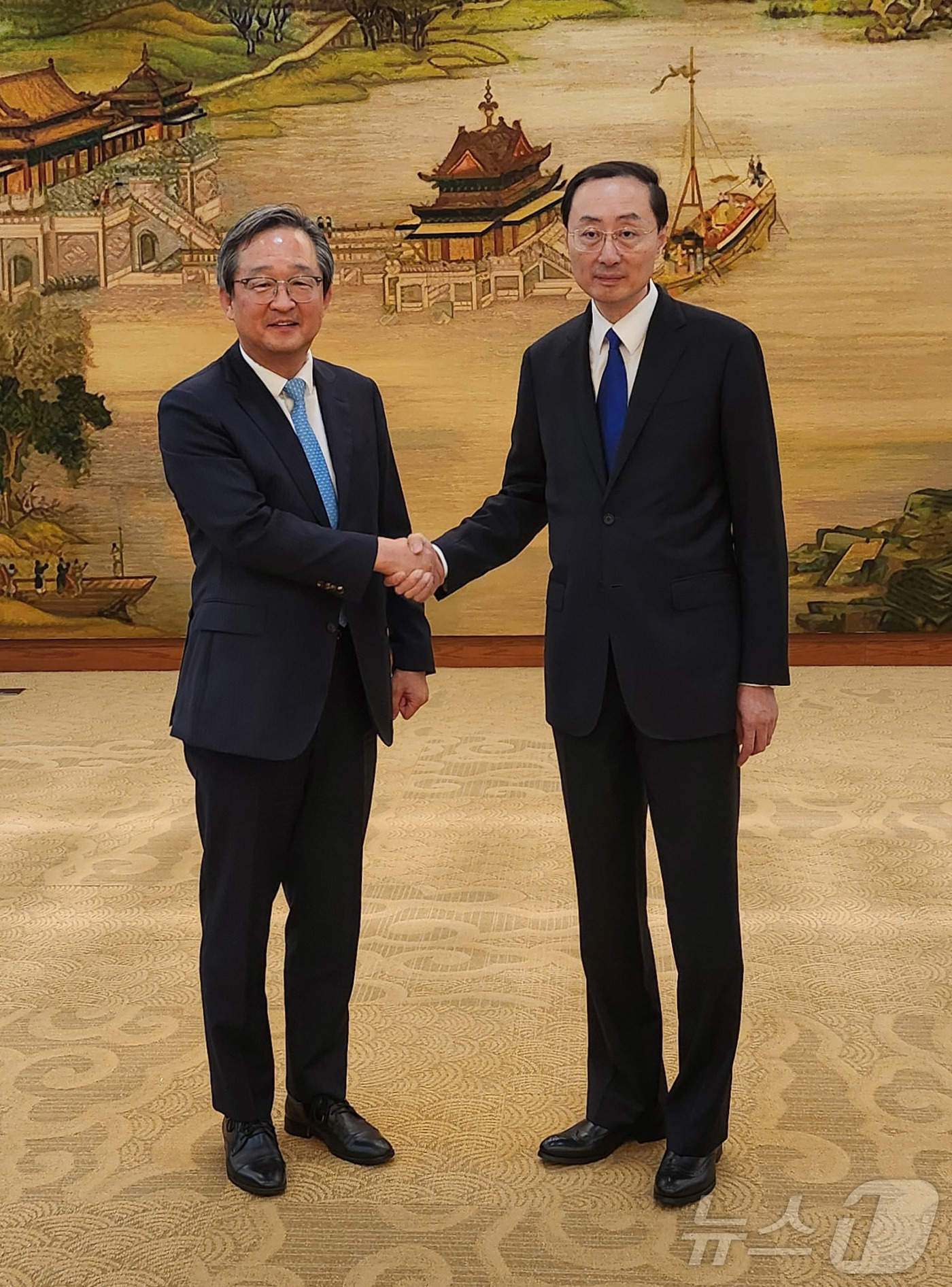 (서울=뉴스1) = 정병원 외교부 차관보(왼쪽)가 17일(현지시간) 중국 외교부에서 쑨웨이둥 부부장과 회담하고 있다. (외교부 제공) 2024.10.18/뉴스1