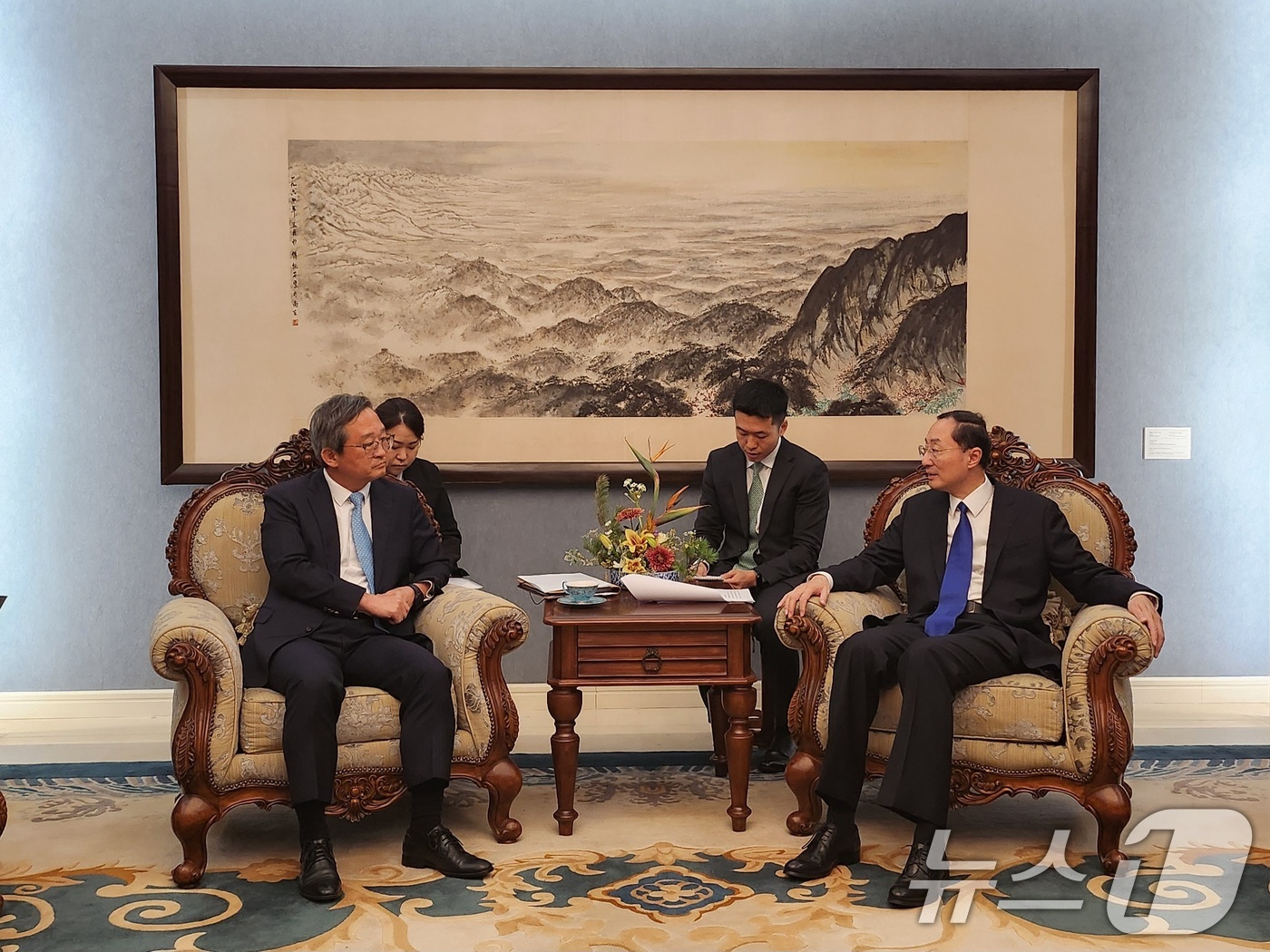 (서울=뉴스1) = 정병원 외교부 차관보(왼쪽)가 17일(현지시간) 중국 외교부에서 쑨웨이둥 부부장과 회담하고 있다. (외교부 제공) 2024.10.18/뉴스1