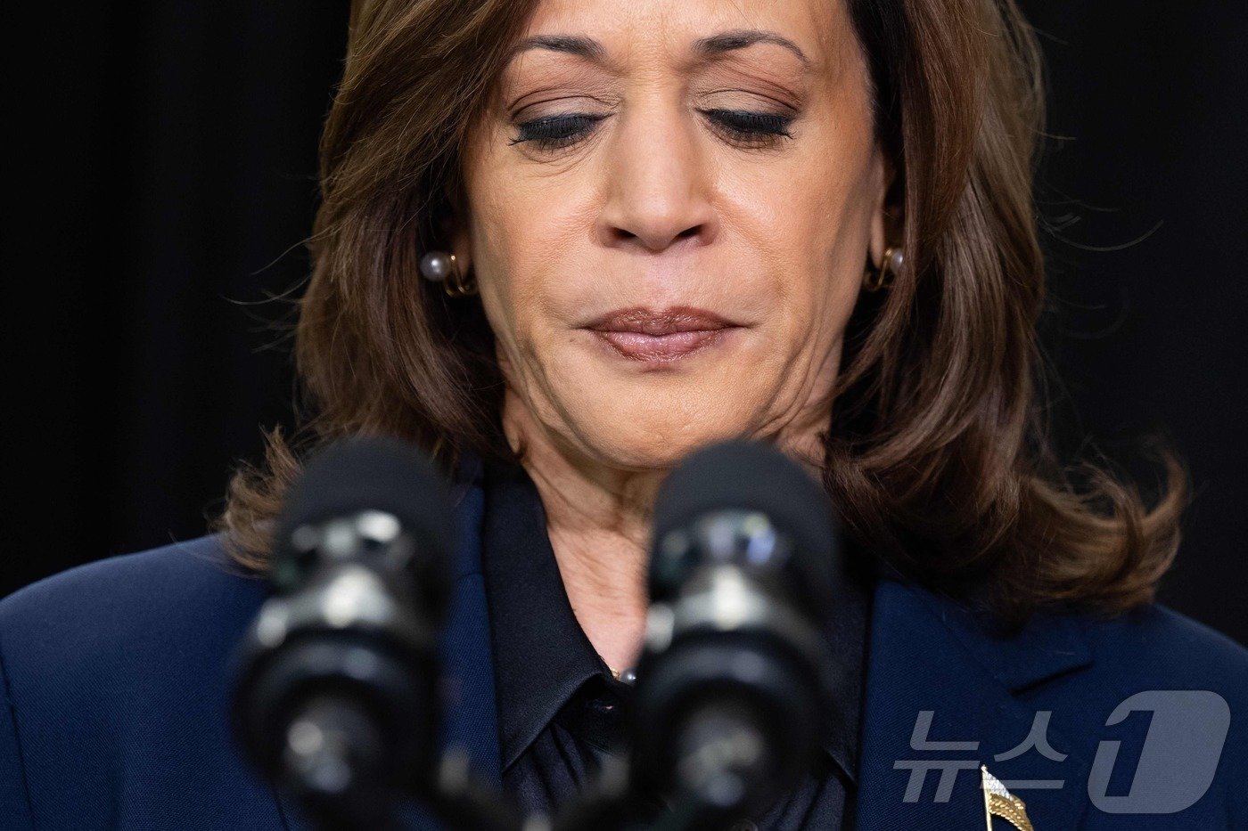 본문 이미지 - 미국 민주당 대통령 선거 후보인 카멀라 해리스 부통령이 17일(현지시간) 위스콘신주 밀워키에서 기자회견을 갖고 있다. 2024.10.18 ⓒ AFP=뉴스1 ⓒ News1 우동명 기자