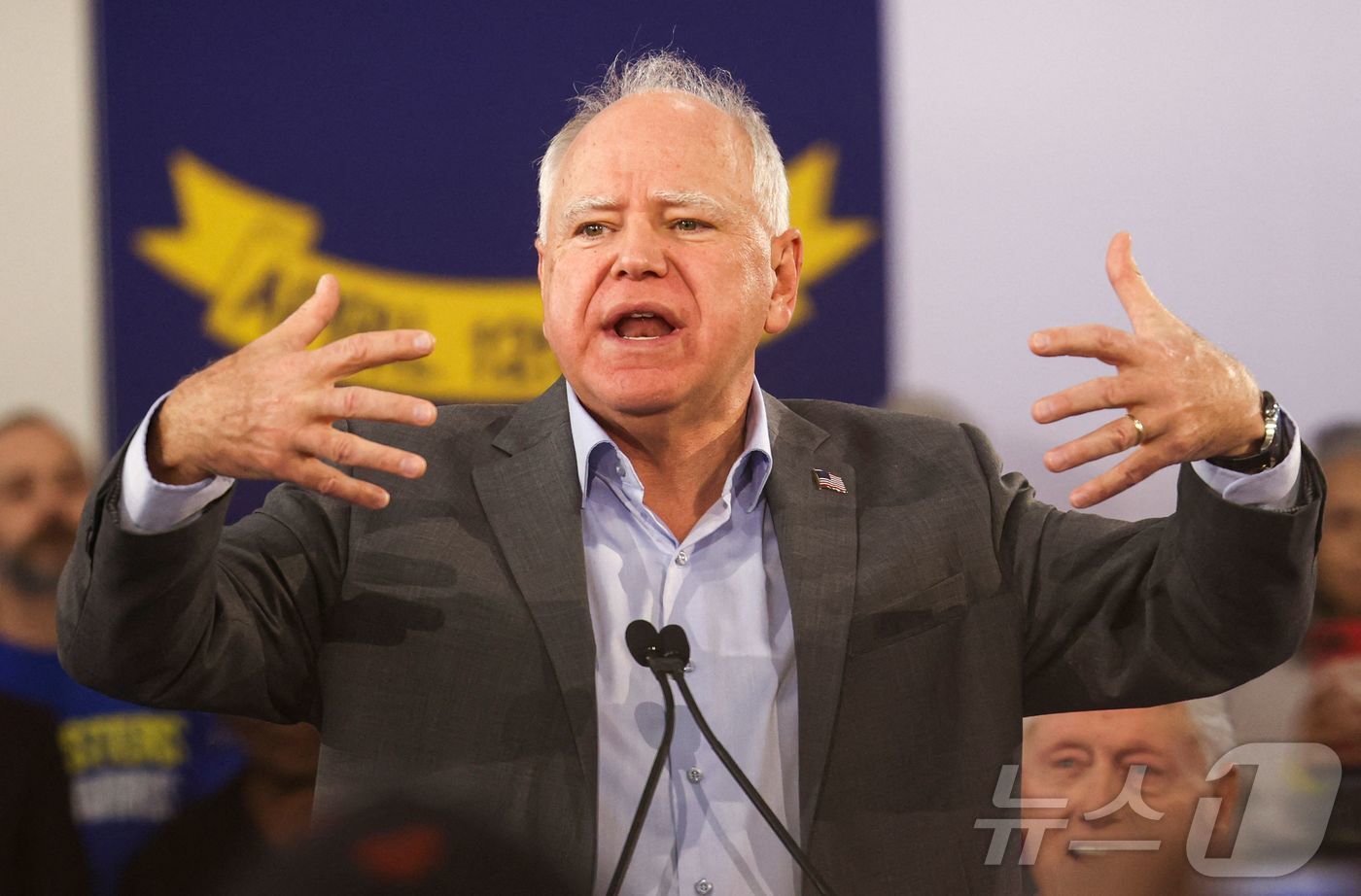 본문 이미지 - 팀 월즈 미네소타 주지사가 노스캐롤라이나주 더럼에서 열린 선거 집회서 유세를 하고 있다. 2024.10.18 ⓒ AFP=뉴스1