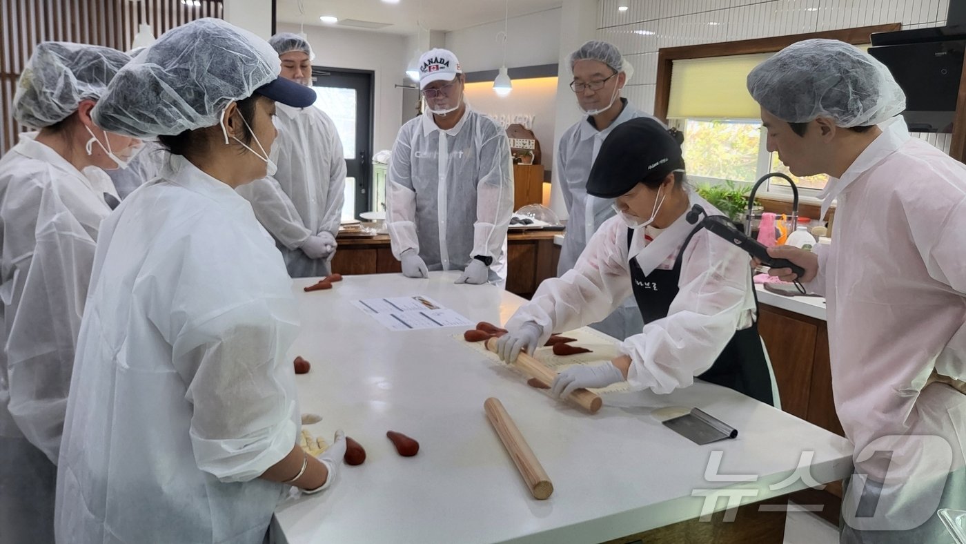 와인 소금빵 기술 이전 교육 장면 &#40;영동군 제공&#41; /뉴스1 