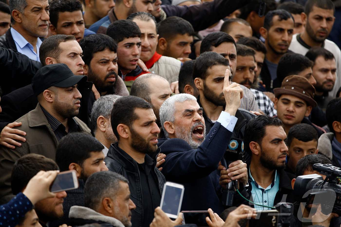 본문 이미지 - 가자지구 북부 자발리야 동쪽의 국경지대에서 하마스 지도자 야히야 신와르가 시위 중 검지를 치켜들며 구호를 외치고 있다. 2018.03.30/ ⓒ AFP=뉴스1 ⓒ News1 권진영 기자