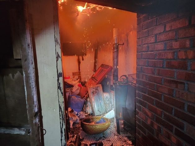 보령 주교면 주택 창고서 화재…창고 1개동 전소