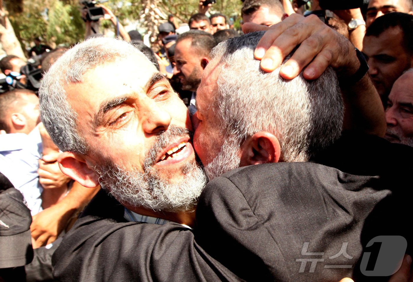 본문 이미지 - 가자지구 남부 라파에서 이스라엘 수감 생활 중 석방된 야히야 신와르가 이스마일 하니예 하마스 정치 지도자와 포옹하고 있다. 2011.10.18/ ⓒ 로이터=뉴스1 ⓒ News1 권진영 기자