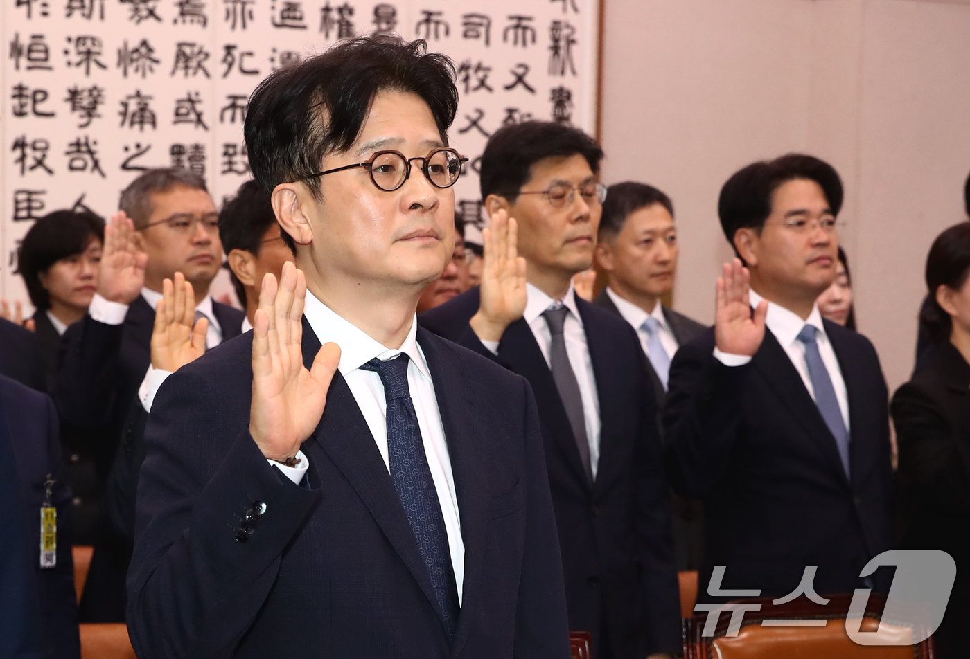 이창수 서울중앙지방검찰청장이 18일 오전 서울 여의도 국회에서 열린 법제사법위원회의 서울중앙지방검찰청, 서울고등검찰청 등에 대한 국정감사에서 선서하고 있다. 2024.10.18/뉴스1 ⓒ News1 이광호 기자