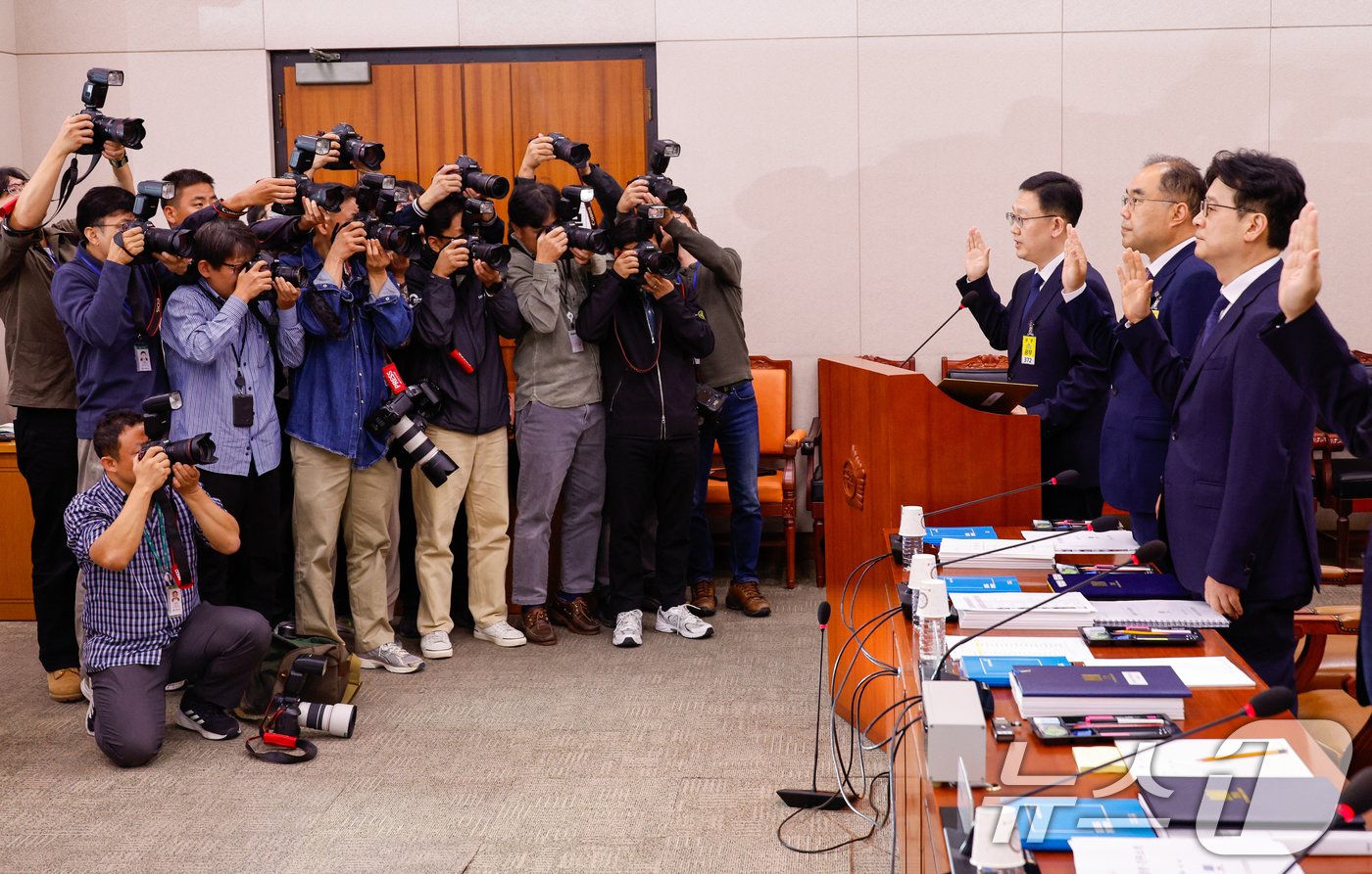 박세현 서울고검장&#40;앞줄 왼쪽부터&#41;, 정진우 북부지검장, 이창수 서울중앙지검장이 18일 오전 서울 여의도 국회 법제사법위원회 국정감사에서 선서를 하고 있다. 2024.10.18/뉴스1 ⓒ News1 안은나 기자