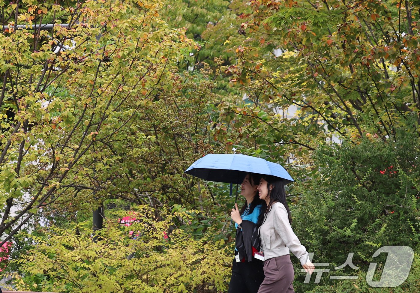 18일 오전 서울 광화문광장에서 가을비에 우산을 쓴 시민들이 발걸음을 옮기고 있다. 기상청은 이날부터 19일 오전까지 전국 대부분 지역에 시간당 20~30㎜ 비가 내리고 바람도 강하게 불면서 기온이 급격히 떨어질 것으로 예보했다. 2024.10.18/뉴스1 ⓒ News1 구윤성 기자