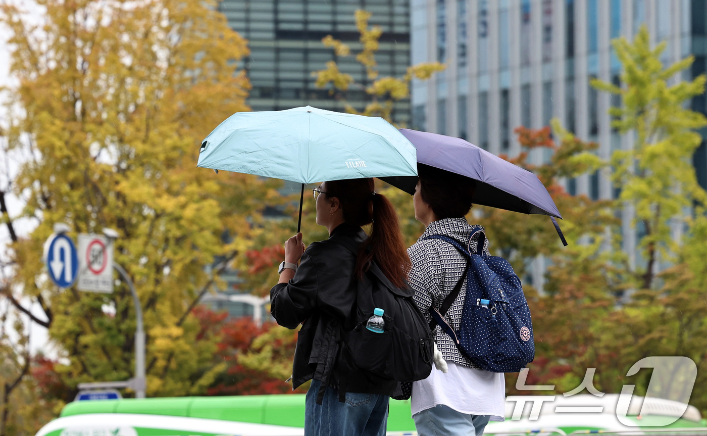 (서울=뉴스1) 구윤성 기자 = 18일 오전 서울 광화문광장에서 가을비에 우산을 쓴 시민들이 발걸음을 옮기고 있다.기상청은 이날부터 19일 오전까지 전국 대부분 지역에 시간당 20 …