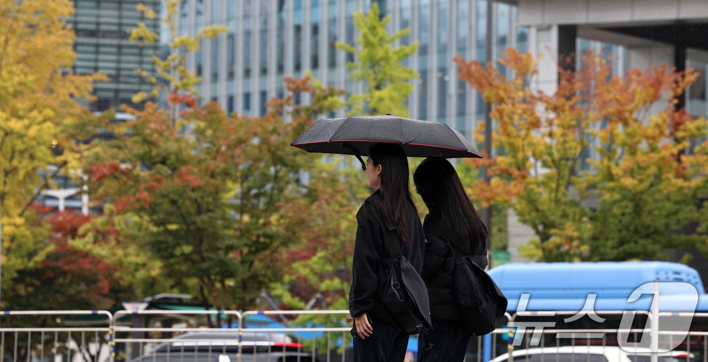 18일 오전 서울 광화문광장에서 가을비에 우산을 쓴 시민들이 발걸음을 옮기고 있다. 기상청은 이날부터 19일 오전까지 전국 대부분 지역에 시간당 20~30㎜ 비가 내리고 바람도 강하게 불면서 기온이 급격히 떨어질 것으로 예보했다. 2024.10.18/뉴스1 ⓒ News1 구윤성 기자