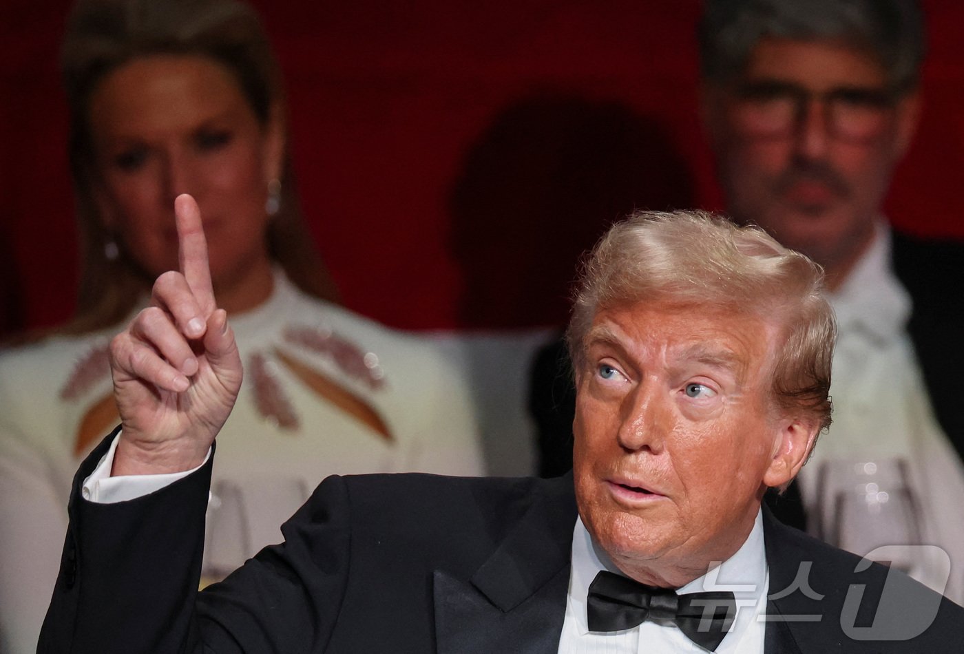 본문 이미지 - 미국 공화당 대선 후보 도널드 트럼프 전 미국 대통령이 17일(현지시간) 뉴욕 힐튼 미드다운에서 열린 알프레드 E. 스미스 재단 만찬에 참석을 하고 있다. 2024.10.18 ⓒ 로이터=뉴스1 ⓒ News1 우동명 기자