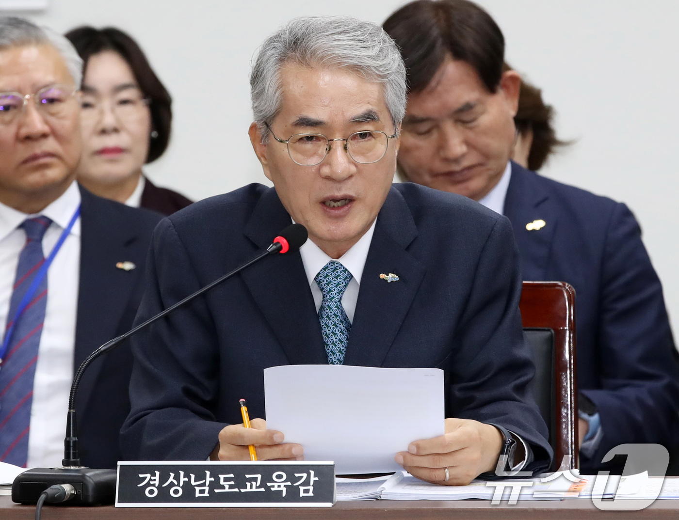 (부산=뉴스1) 윤일지 기자 = 박종훈 경남교육감이 18일 오전 부산 금정구 부산대학교에서 열린 국회 교육위원회의 경남·부산·울산교육청에 대한 국정감사에서 의원 질의에 답하고 있다 …