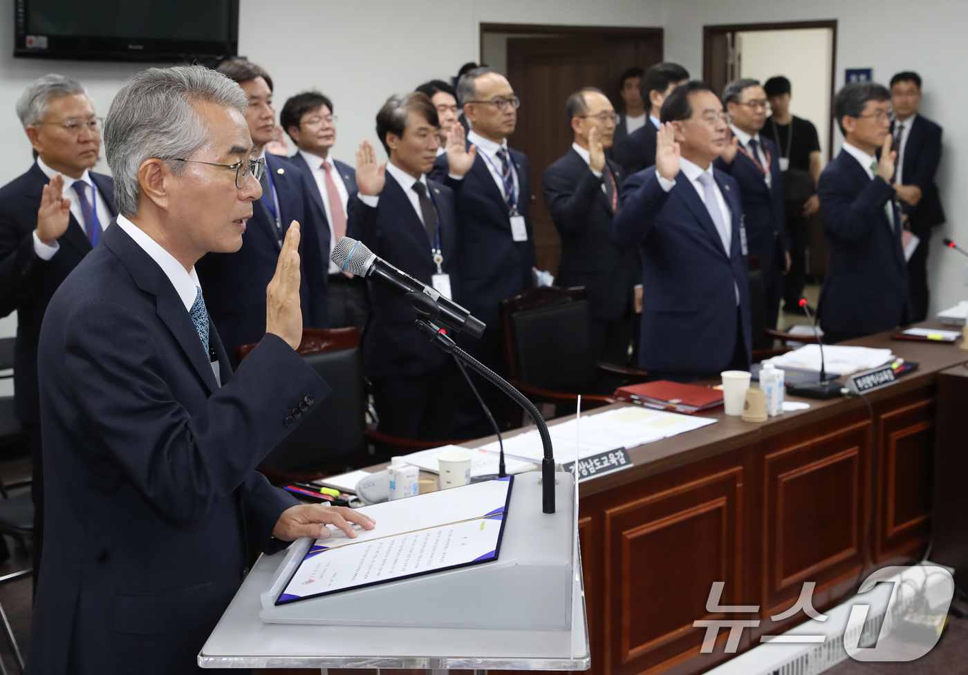 (부산=뉴스1) 윤일지 기자 = 박종훈 경남교육감이 18일 오전 부산 금정구 부산대학교에서 열린 국회 교육위원회의 경남·부산·울산교육청에 대한 국정감사에서 대표 선서를 하고 있다. …