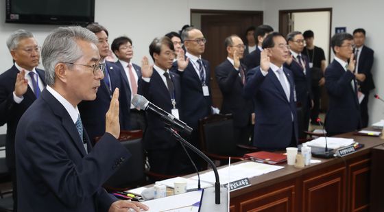 [국감] 대표 선서하는 박종훈 경남교육감